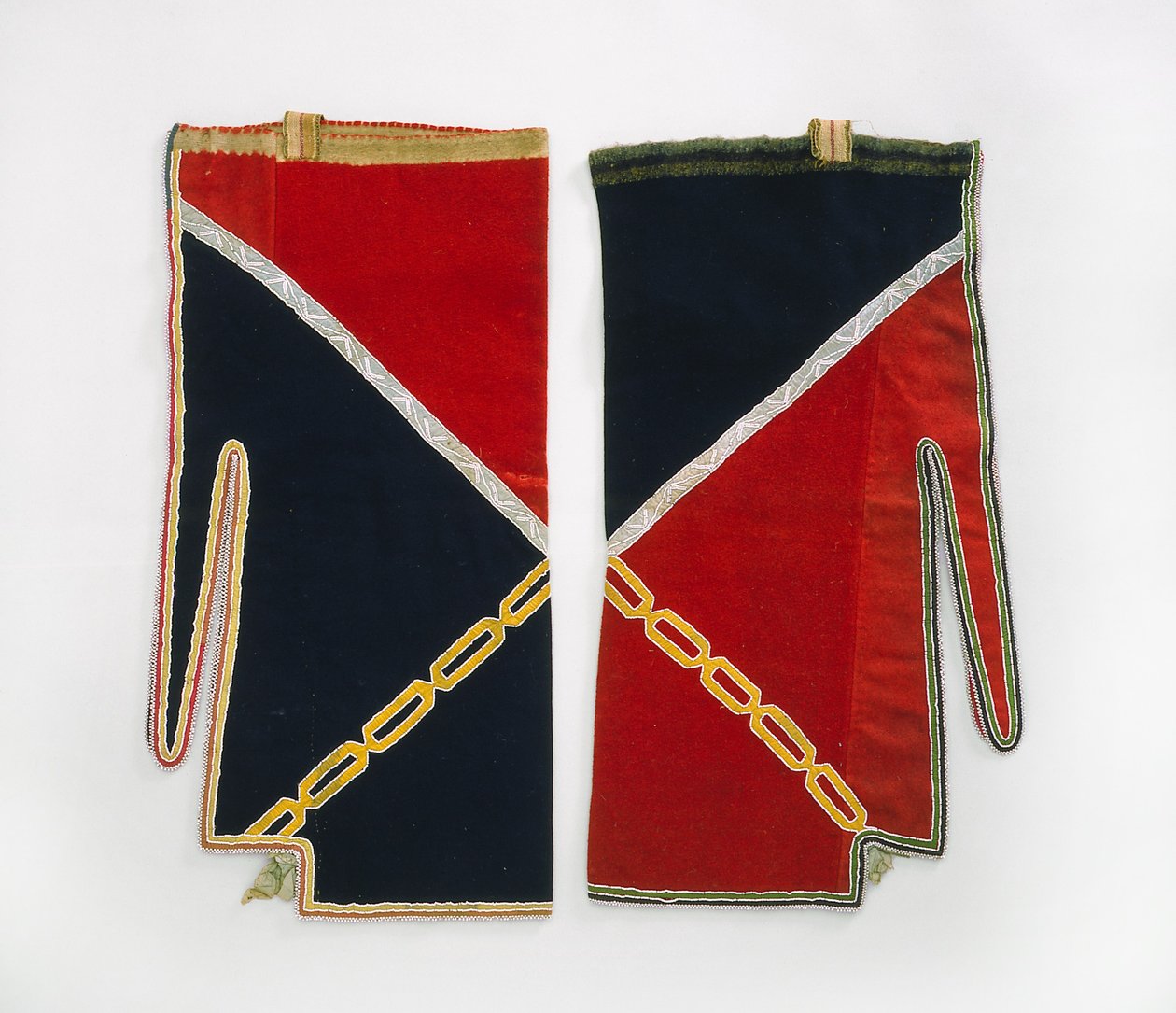 लेगिंग्स, चिप्पेवा, c.1840 (ऊन का कपड़ा, कांच के मोती, रेशम रिबन, बास्ट फाइबर पट्टियाँ और धागा) द्वारा अमेरिकी स्कूल