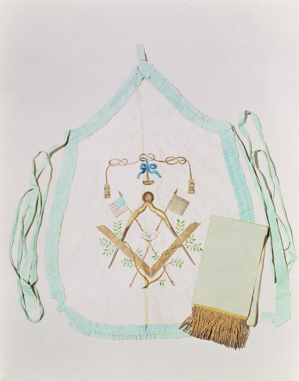 मेसोनिक एप्रन और सैश, 1770-1800 (रेशम और धातु धागा) द्वारा अमेरिकी स्कूल