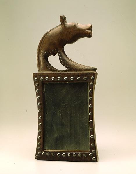मिरर, ओमाहा, मूल अमेरिकी, c.1885 (अखरोट और पीतल के नाखूनों के साथ दर्पण) द्वारा अमेरिकी स्कूल