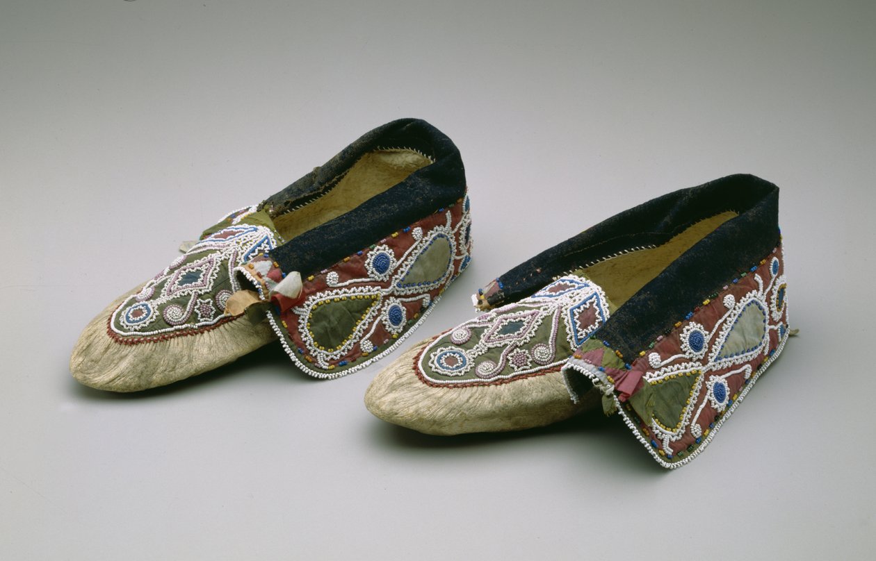 मोकासिन, चिप्पेवा, c.1835 (बकस्किन, कांच के मोती, सूती, रेशमी कपड़े और रिबन) द्वारा अमेरिकी स्कूल