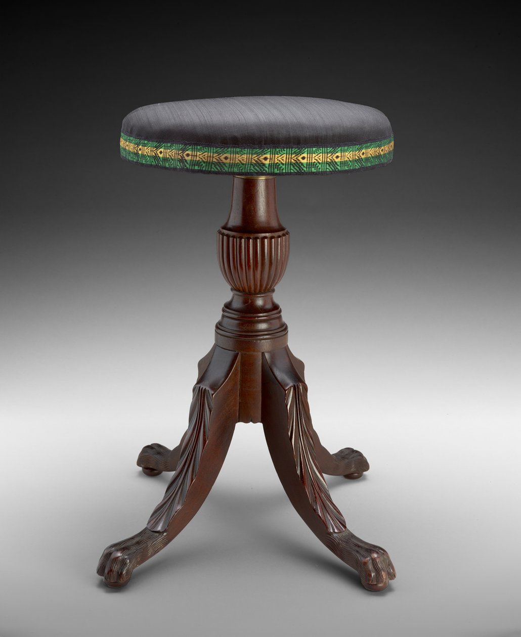 संगीत मल, c.1810-15 (महोगनी; लिनन बद्धी, घोड़े के बाल और स्टील) द्वारा अमेरिकी स्कूल