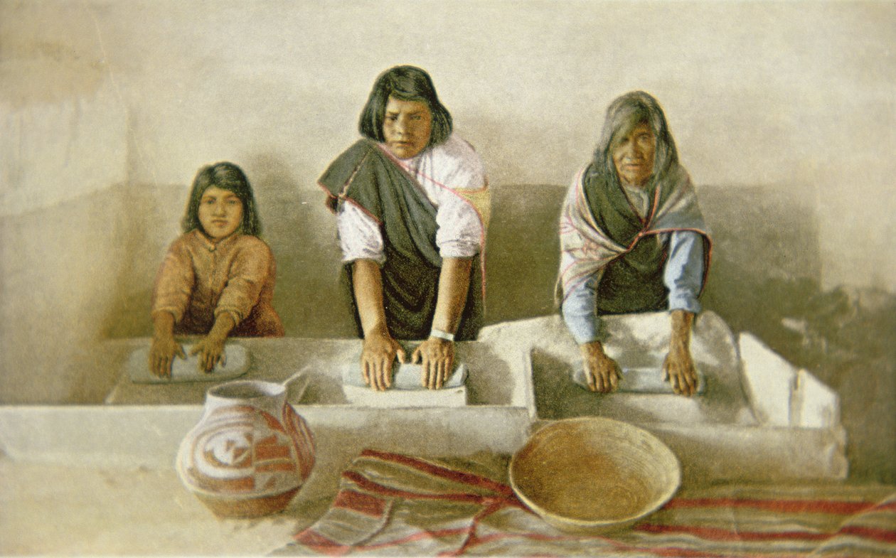 वूमेन ग्राइंडिंग कॉर्न, प्यूब्लो ऑफ लगुना, c.1905 (कलर लिथो) द्वारा अमेरिकी स्कूल
