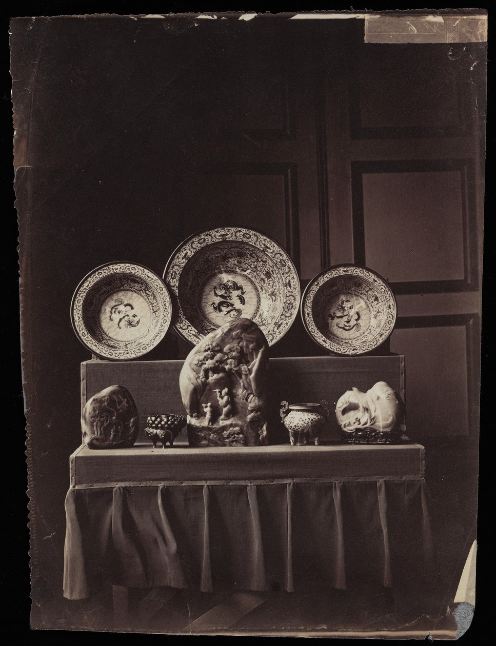 फॉनटेनब्लियू में महारानी यूजनी के मुसी चिनोइस में प्रदर्शन, c.1861 (एल्ब्यूमेन प्रिंट) द्वारा आंद्रे एडोल्फ यूजीन डिसडेरी