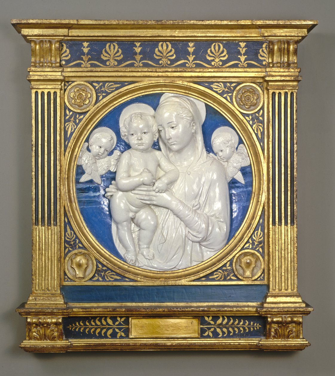 चेरोब के साथ मैडोना अन्ड चाइल्ड, c.1485 (चमकता हुआ टेराकोटा) द्वारा एंड्रिया डेला रॉबिया