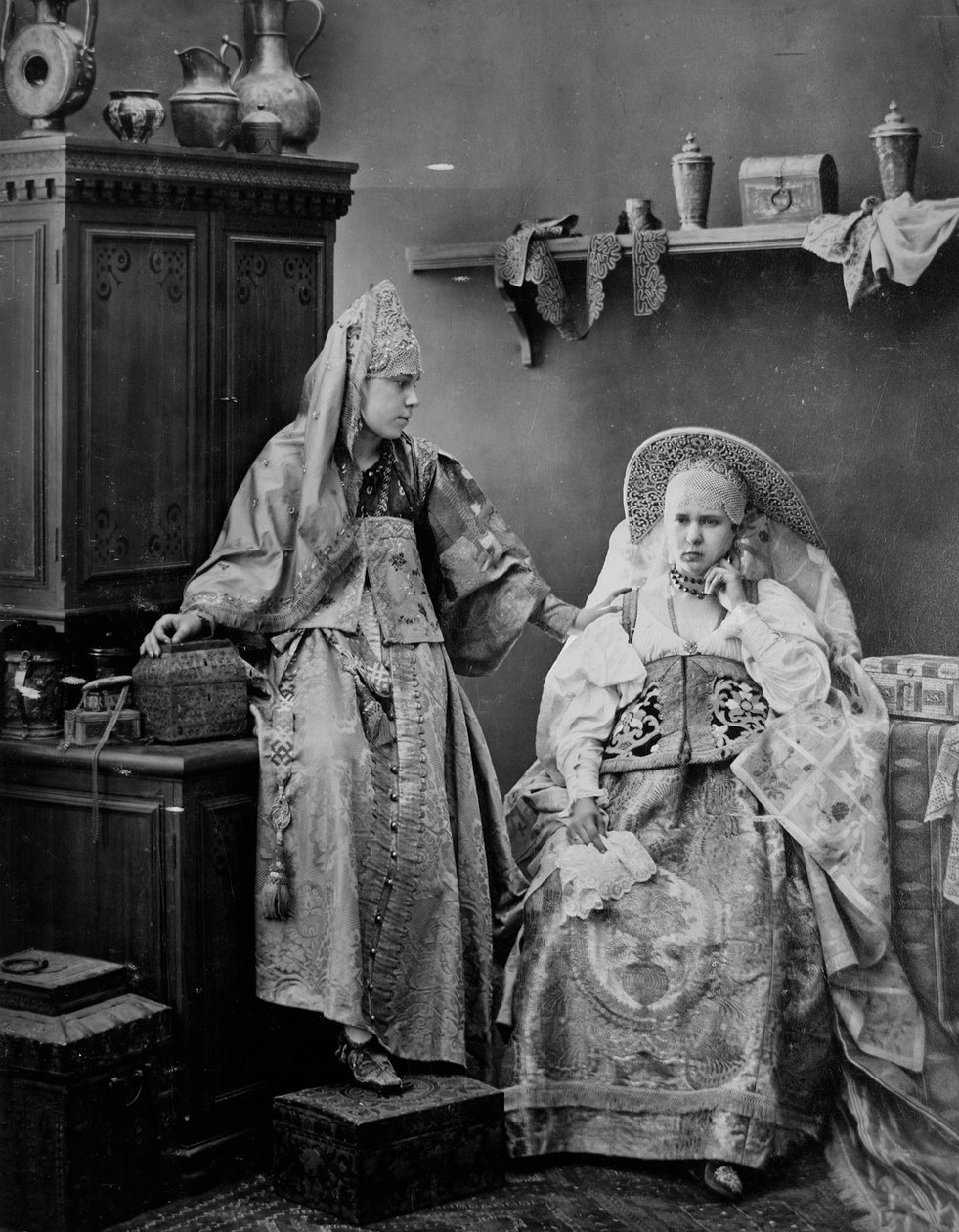 रूसी पोशाक में लड़कियां, c1870s-c1880s। द्वारा आंद्रेई ओसिपोविच कारलिन