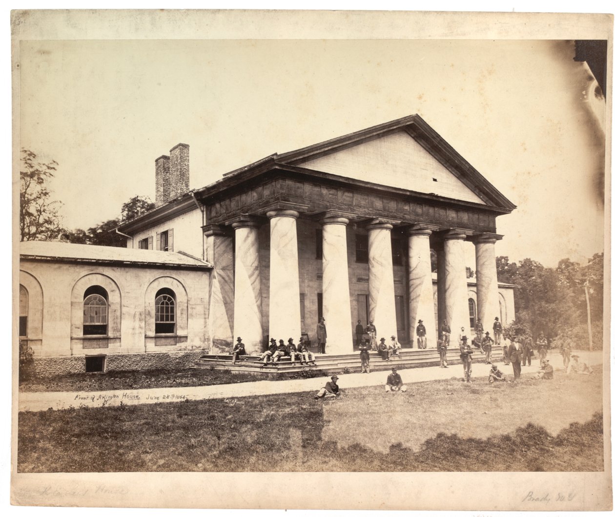 अर्लिंग्टन हाउस के सामने, 28 जून 1864 (सीपिया फोटो) द्वारा एंड्रयू जोसेफ रसेल