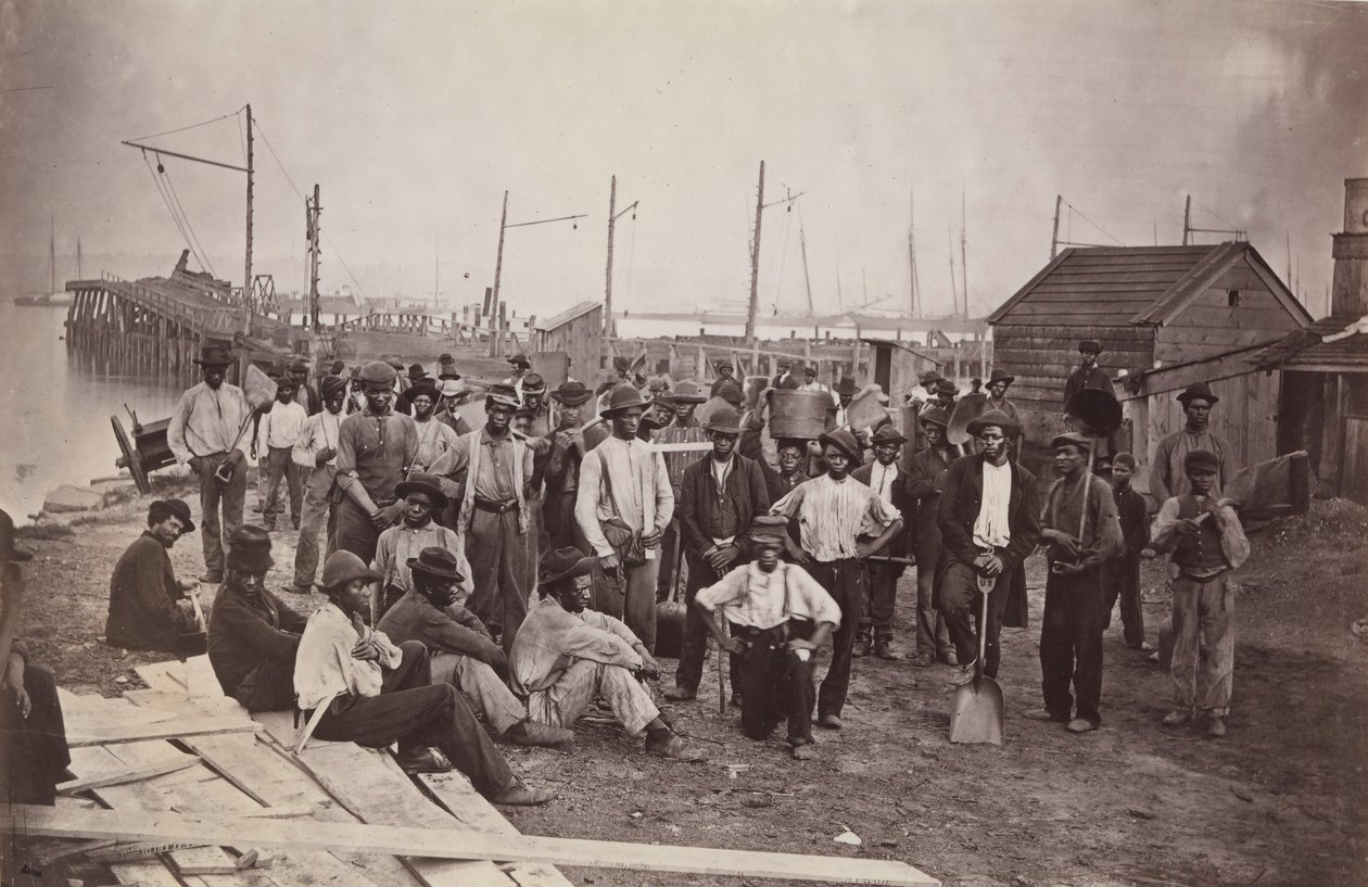 क्वार्टरमास्टर के घाट, अलेक्जेंड्रिया, वर्जीनिया, 1863-65 में मजदूर। द्वारा एंड्रयू जोसेफ रसेल।