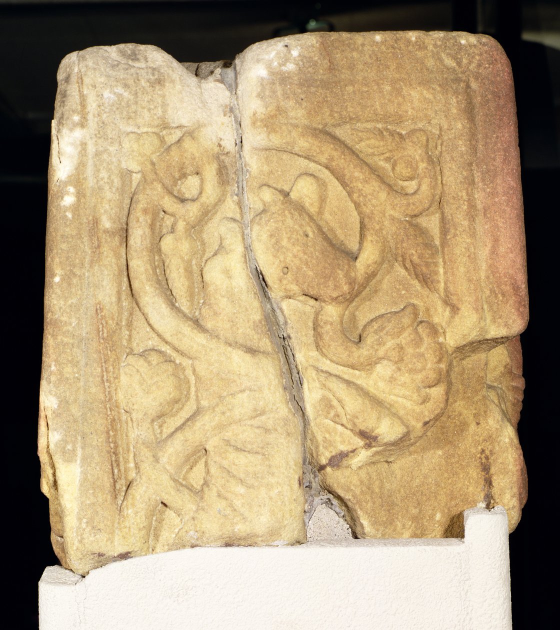 रोथबरी क्रॉस शाफ्ट टुकड़ा, एक बसे हुए स्क्रॉल के साथ सजाया गया, 800-850 ई द्वारा एंग्लो सेक्सन