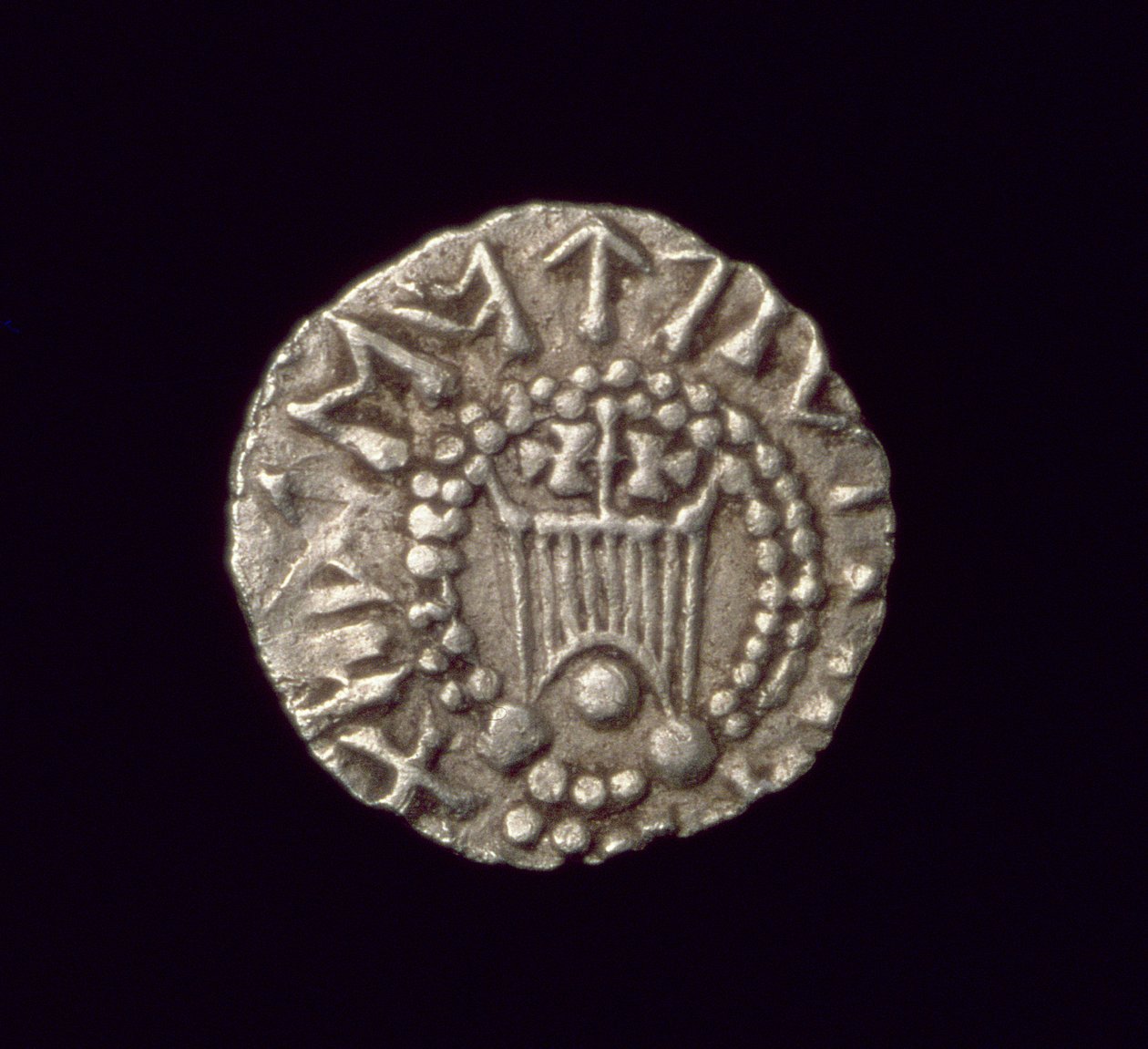 थ्रीम्सा, रुनिक &39;कांस्टेंटाइन&39; प्रकार (ओब्स्वर) (सोना) (रिवर्स के लिए 168079 देखें) द्वारा एंग्लो सेक्सन
