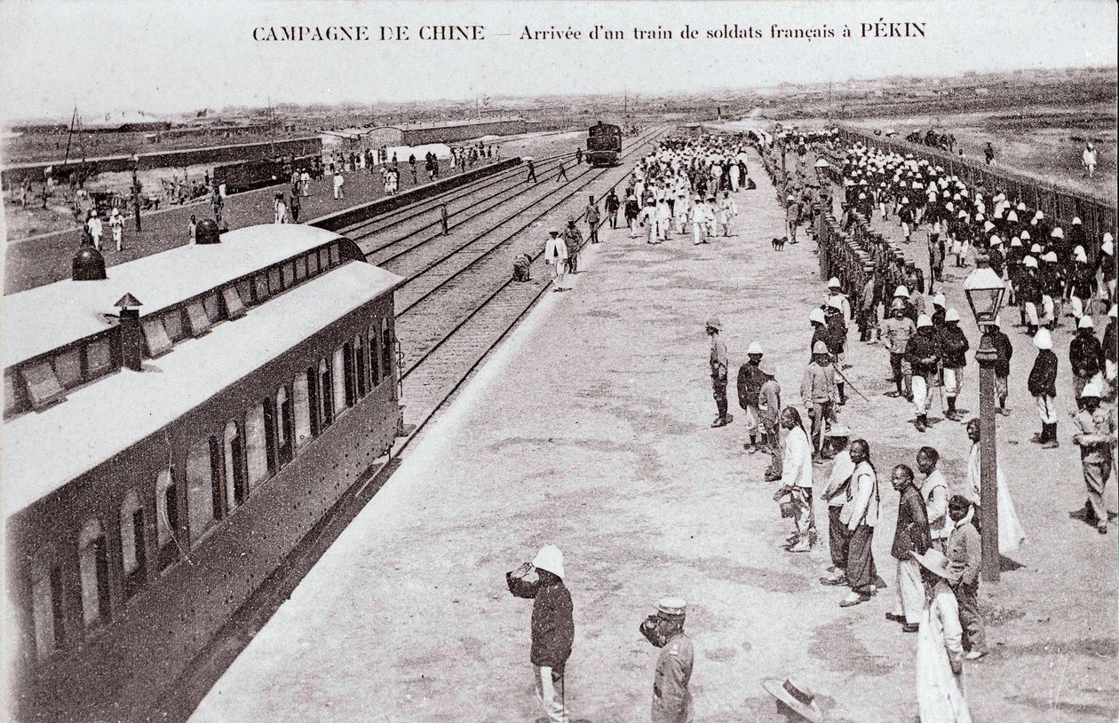 1900-1901 के आसपास चीनी अभियान फोटोग्राफी के दौरान पेकिन में एक फ्रांसीसी सैनिक ट्रेन का आगमन - निजी संग्रह द्वारा अनाम अनाम