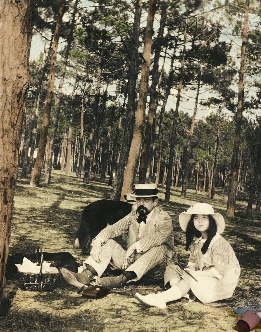 फ्रांसीसी संगीतकार क्लाउड डेब्यू (1862-1918) और उनकी बेटी चौचौ आर्काचोन के पास एक पाइन में पिकनिक के लिए बैठे हैं द्वारा अनाम अनाम