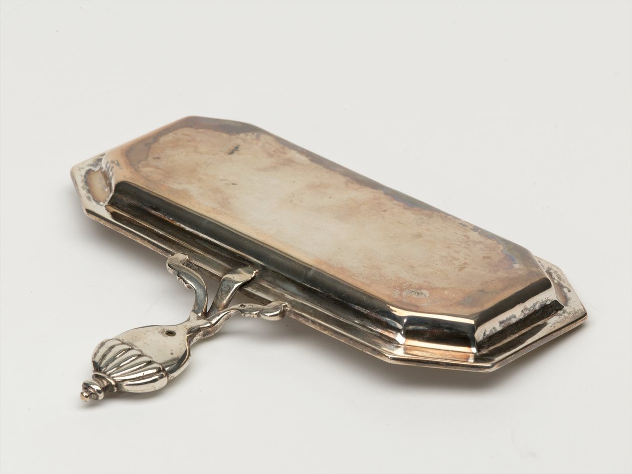 कैंडल स्नफ़र ट्रे, आयुध बोर्ड, c.1696 (ट्रे, स्नफ़र) द्वारा एंथोनी नेलमे