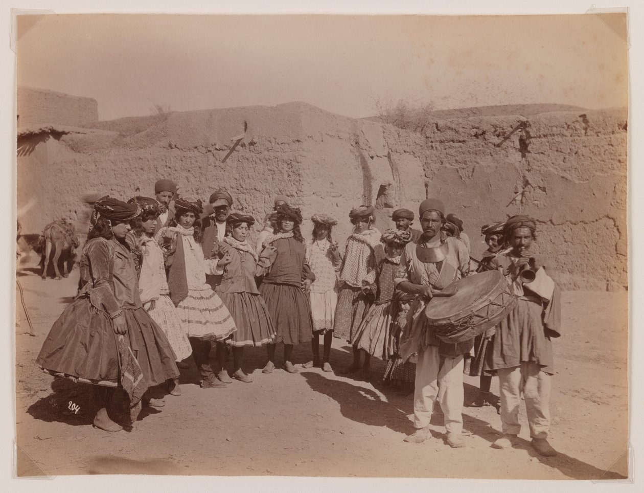 आदिवासी वेशभूषा में महिलाओं का समूह (सिल्वर एल्बम प्रिंट) द्वारा एंटोइन सेवरुगिन