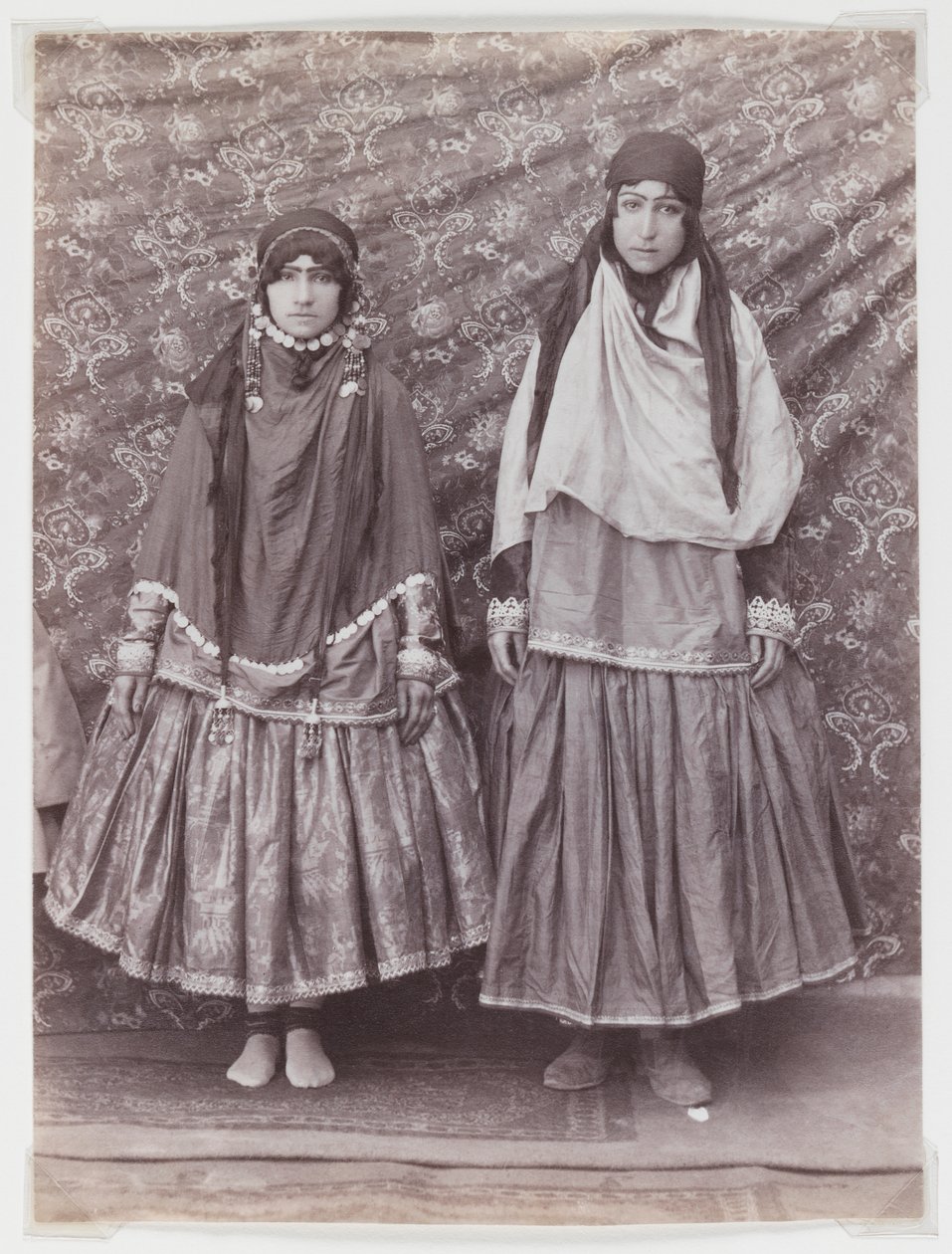 आदिवासी वेशभूषा में दो महिलाएं (सिल्वर एल्बम प्रिंट) द्वारा एंटोइन सेवरुगिन