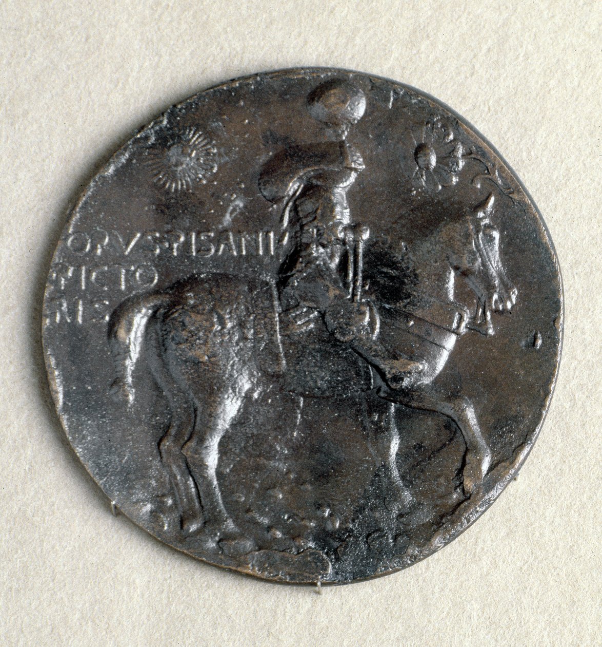 लुडोविको III गोंजागा (1414-1478), मंटुआ के मार्क्विस का पदक। मोर्चा: घोड़े की पीठ पर सशस्त्र मार्किस, कांस्य, काला पेटिना द्वारा एंटोनियो पिसानेलो