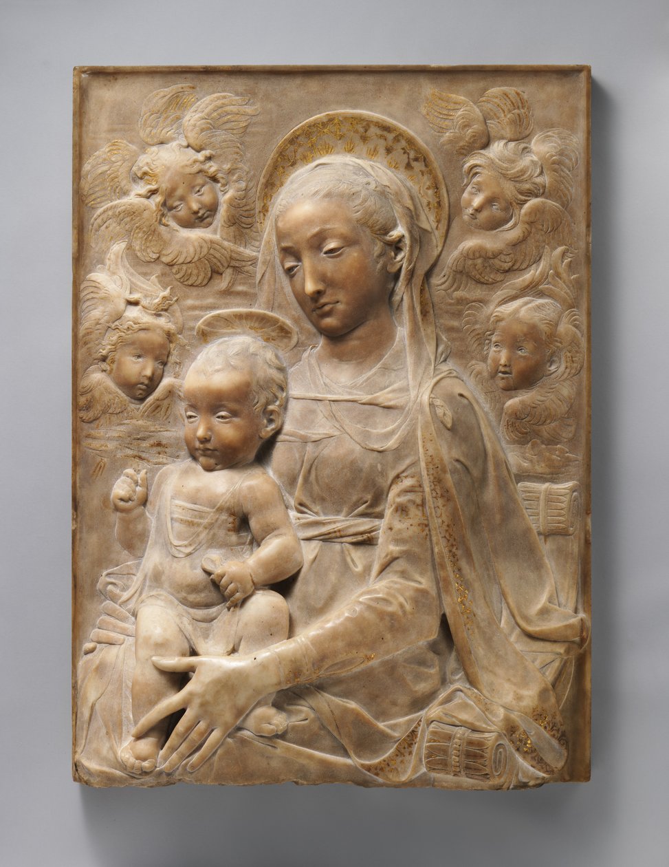 मैडोना और बाल एन्जिल्स के साथ, c.1455-60 (गिल्ट विस्तार के साथ संगमरमर) द्वारा एंटोनियो रोसेलिनो