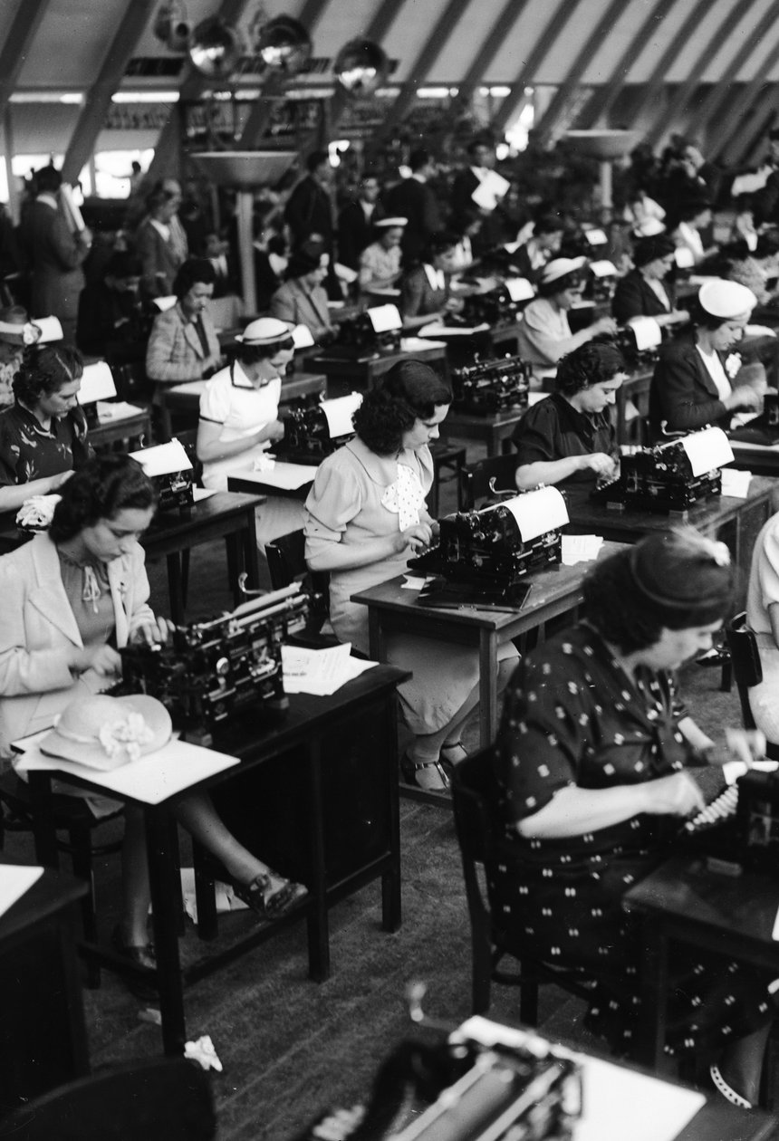 टाइपिस्ट काम कर रहे हैं, इटली, 1938 (ग्लास प्लेट) द्वारा अरमांडो ब्रूनी