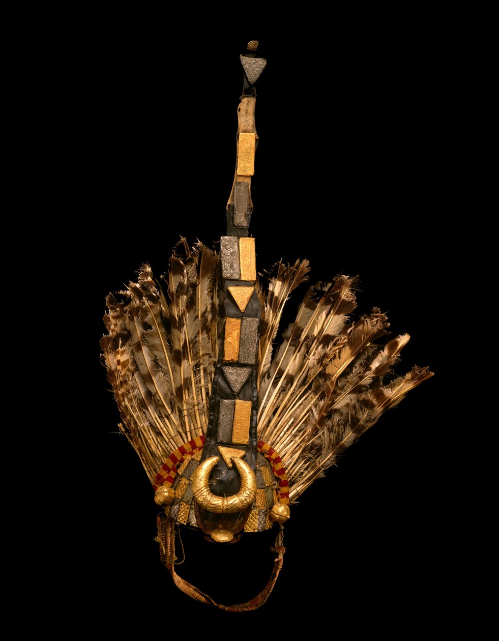 प्रमुख स्वॉर्ड बियरर्स हेड्रेस, घाना, c.1825 (चादर सोना, चादर धातु, कपड़ा, पंख, चमड़ा, लकड़ी और धातु स्टेपल) द्वारा असांते संस्कृति