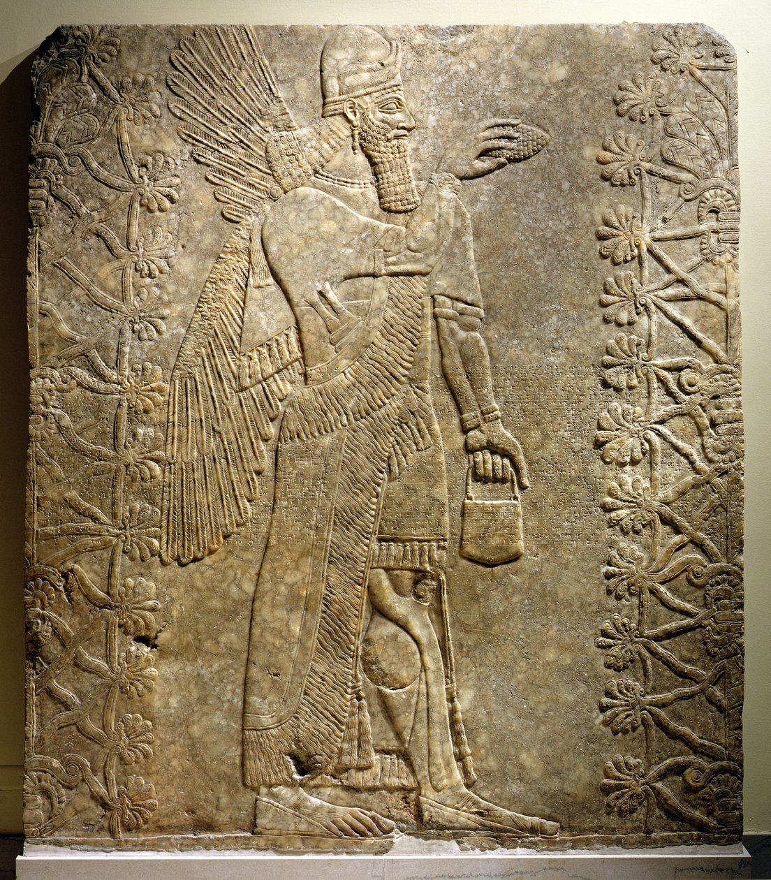 विंग्ड जिनी, नॉर्थवेस्ट पैलेस (रूम एल), निमरुद, असीरिया से, c.883-859 ईसा पूर्व (अलबास्टर) द्वारा असीरियन