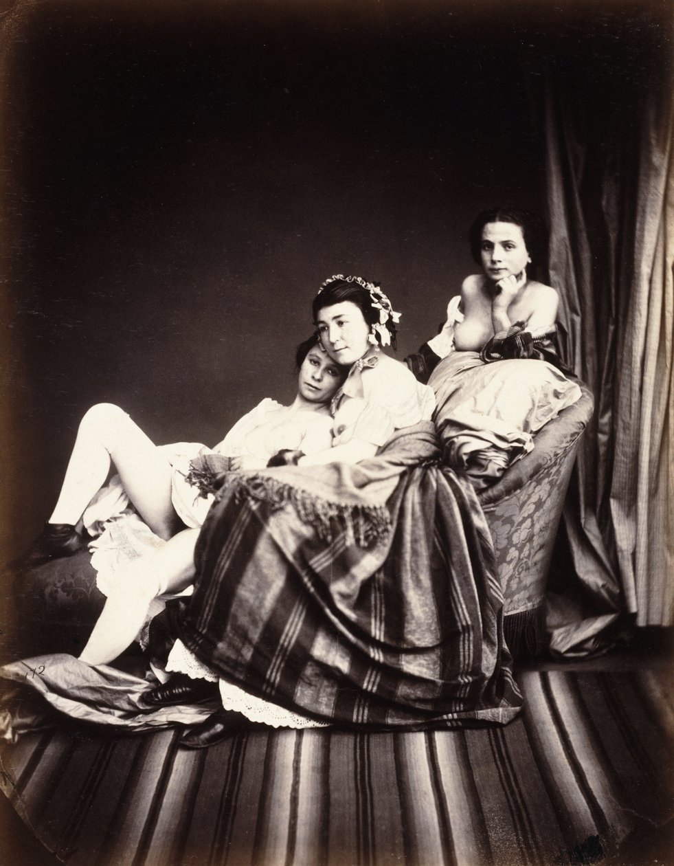 एक नग्न लाउंज में तीन नग्न महिलाएं, c.1850 द्वारा अगस्टे बेलोक