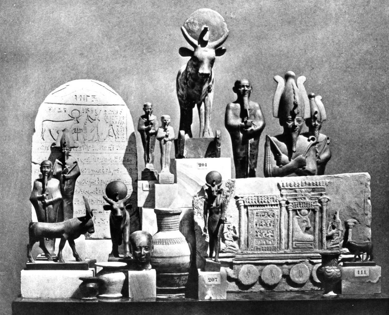 कलाकृतियाँ, मेम्फिस सक़कारा, मिस्र, 1893 द्वारा अगस्टे एडौर्ड मैरिएट