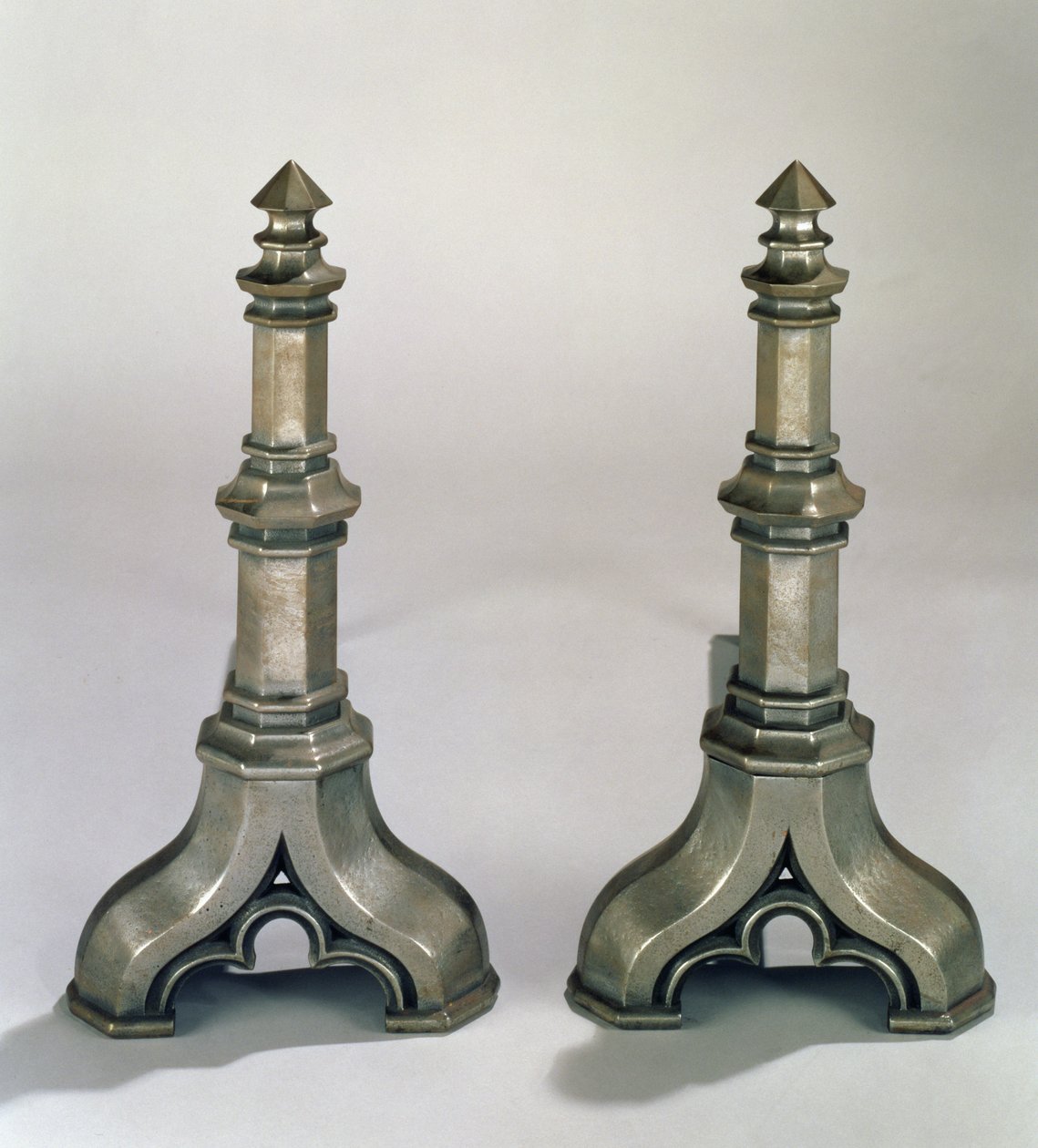गॉथिक शैली की जोड़ी Andirons, c.1836 (कच्चा इस्पात) द्वारा ऑगस्टस वेल्बी नॉर्थमोर पुगिन