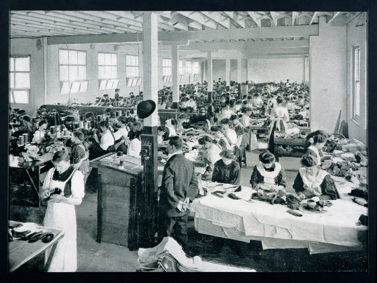 1908 में प्रकाशित &39;अंडर द सदर्न क्रॉस - ग्लिम्प्स ऑफ़ ऑस्ट्रेलिया&39; से जूता बनाने वाली फैक्ट्री, विक्टोरिया का इंटीरियर। द्वारा ऑस्ट्रेलियाई फोटोग्राफर