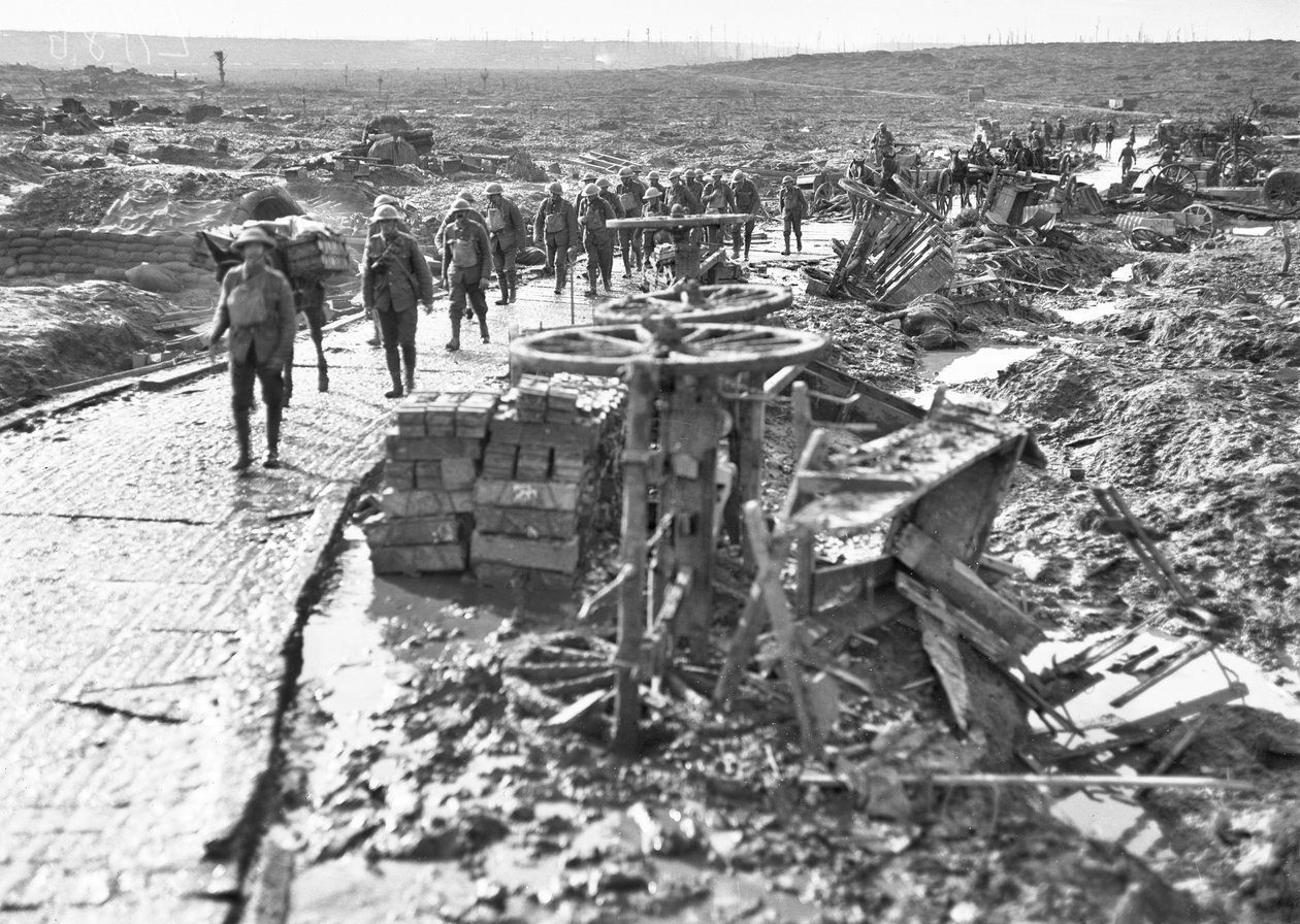 28 अक्टूबर 1917 को Ypres सेक्टर में वेस्टहॉक रिज पर इडियट कॉर्नर की ओर जाने वाले ट्रैक के पास से गुजरती ऑस्ट्रेलियाई सेना द्वारा ऑस्ट्रेलियाई फोटोग्राफर