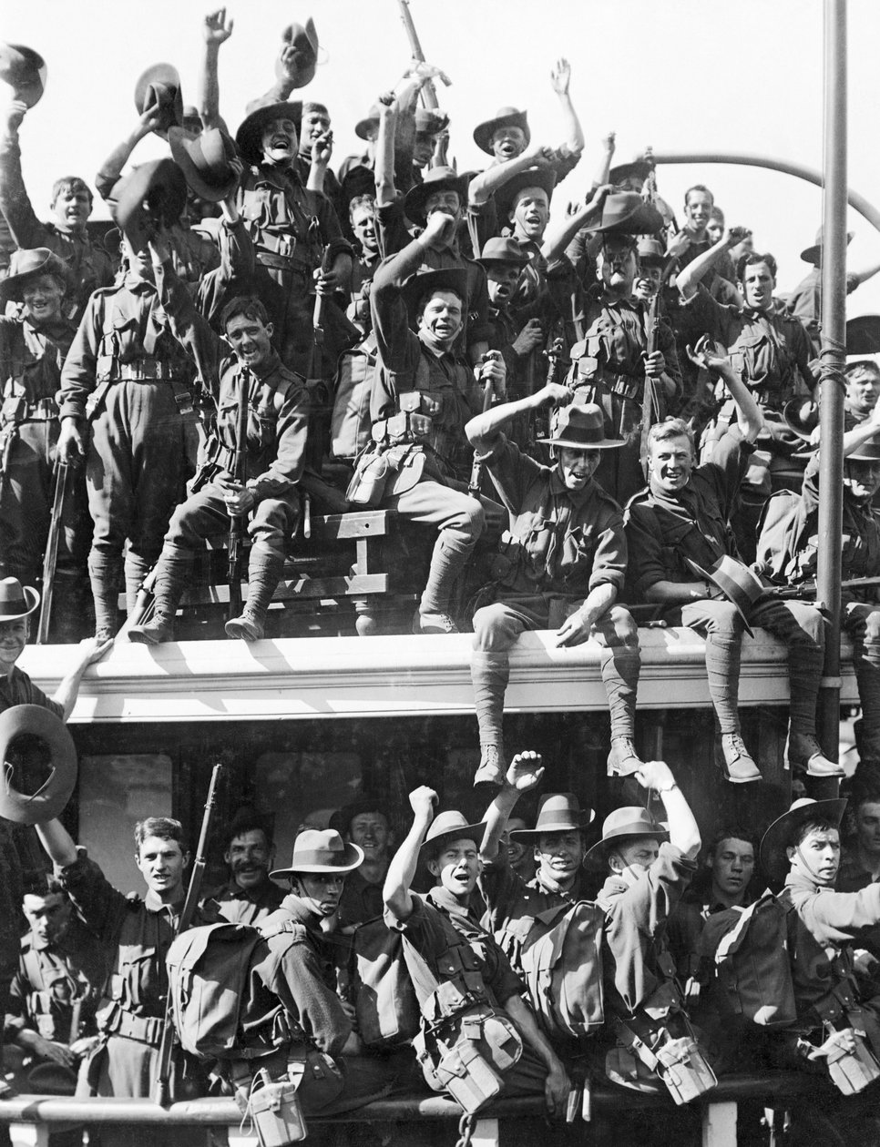 19 अगस्त, 1914 को न्यू गिनी के लिए ऑस्ट्रेलियाई नौसेना और सैन्य अभियान बल (AN & MEF) की स्थापना द्वारा ऑस्ट्रेलियाई फोटोग्राफर