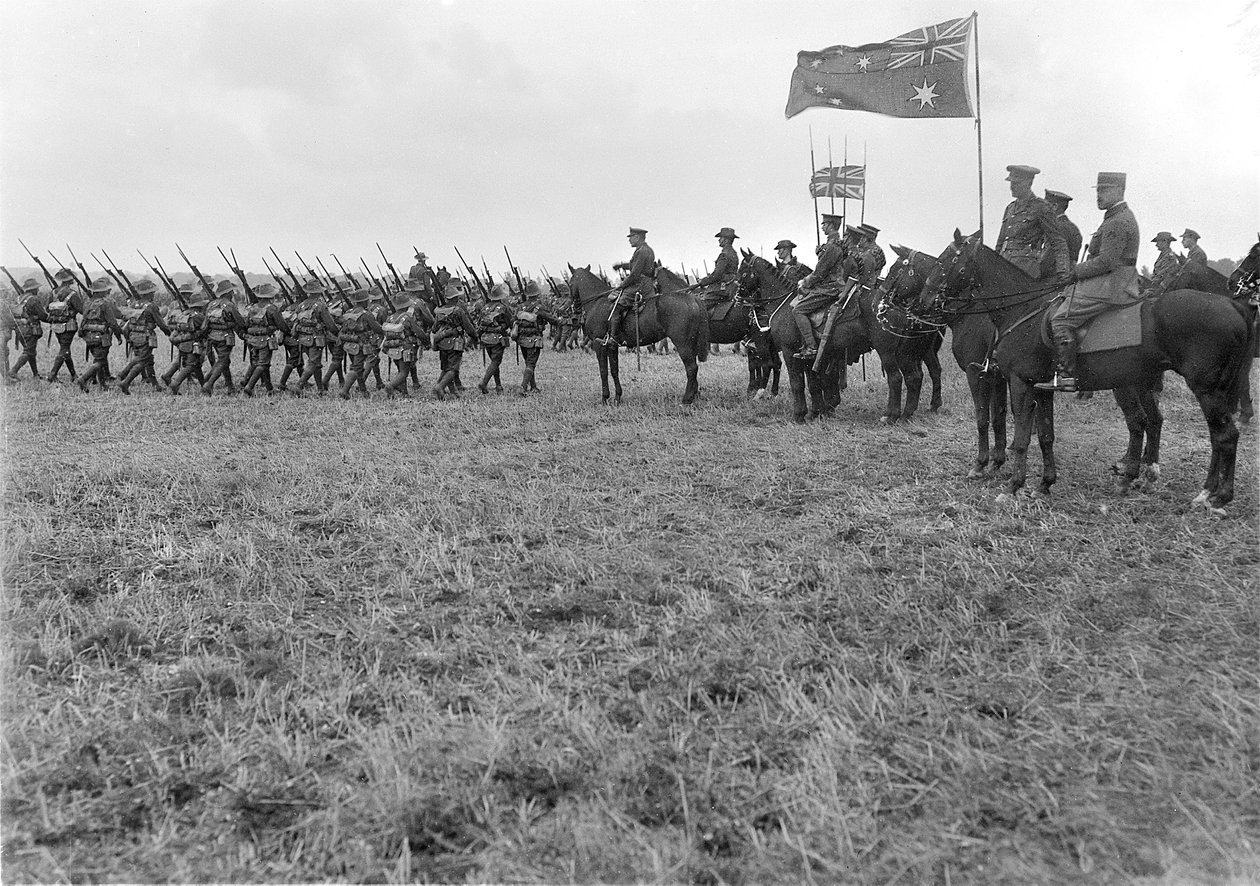 फील्ड मार्शल सर डगलस हैग ने 29 अगस्त 1917 को एब्बलिंगम में 5 वें ऑस्ट्रेलियाई डिवीजन की समीक्षा की द्वारा ऑस्ट्रेलियाई फोटोग्राफर