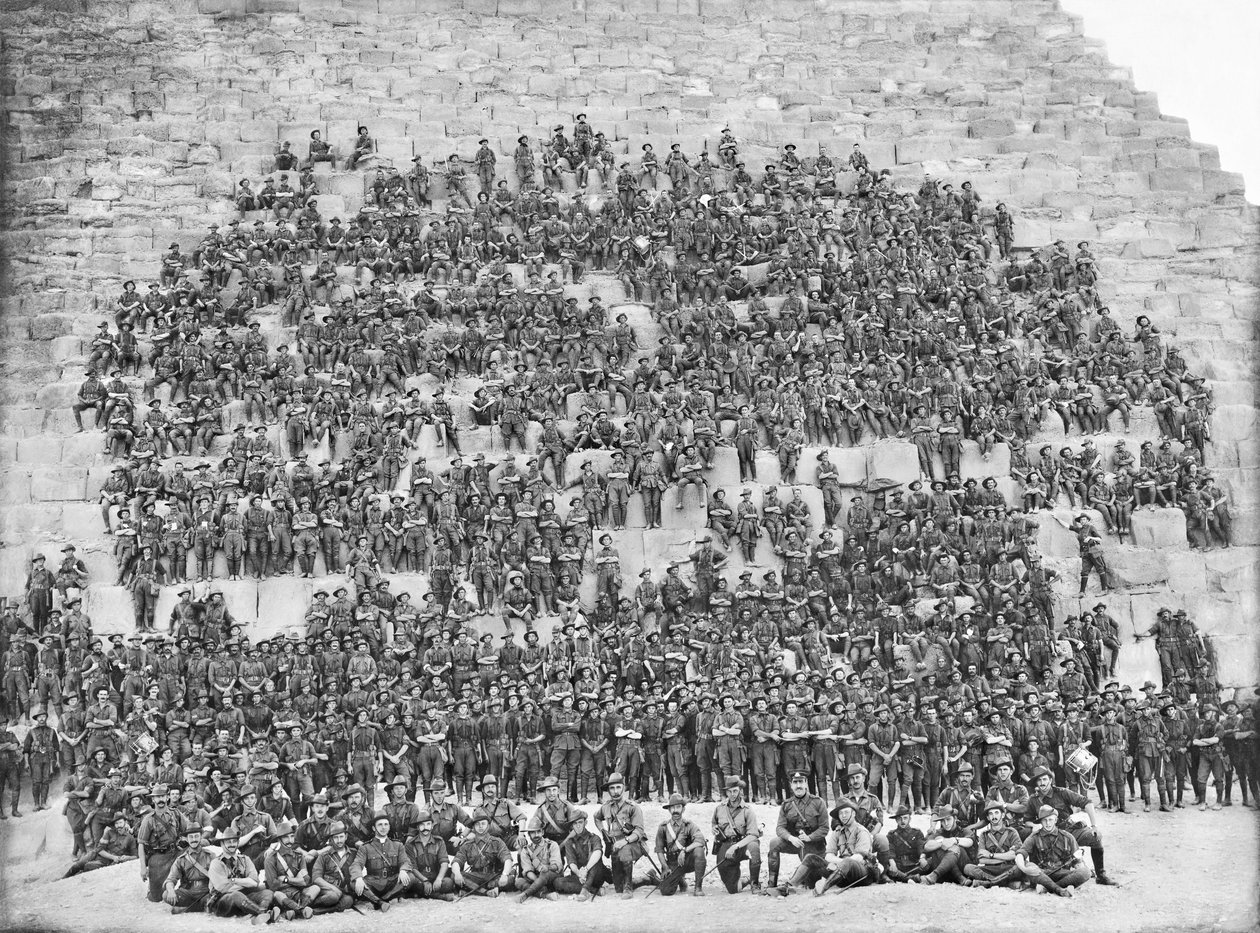 11 वीं बटालियन, 3 ब्रिगेड, एआईएफ, 10 जनवरी 1915 के सभी मूल अधिकारियों और पुरुषों के समूह चित्र द्वारा ऑस्ट्रेलियाई फोटोग्राफर