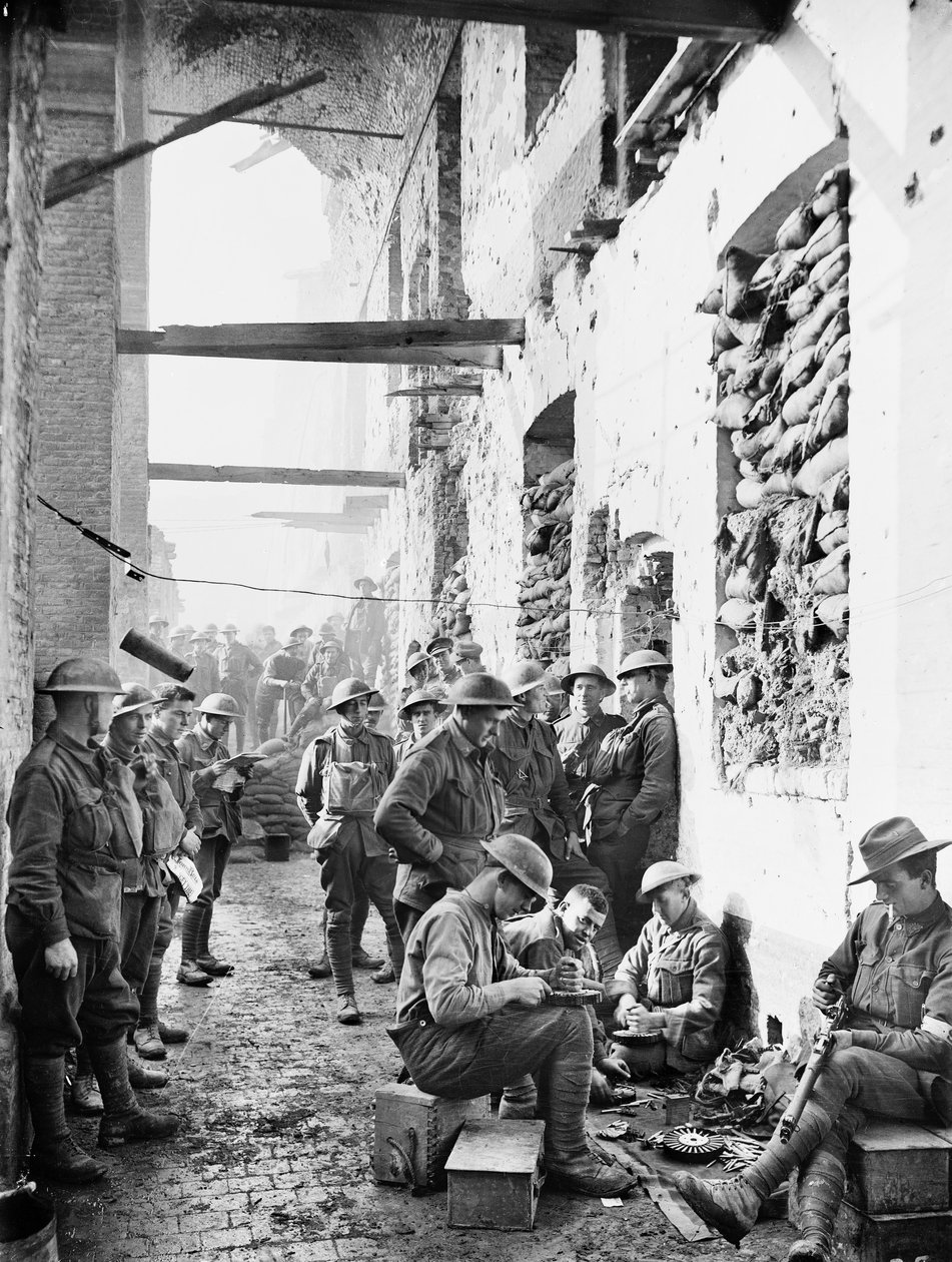 1 नवंबर, 1917 को Ypres में कैवेलरी बैरक में अपनी बीलेट्स के बाहर दूसरी ऑस्ट्रेलियाई इन्फैंट्री बटालियन के सदस्य द्वारा ऑस्ट्रेलियाई फोटोग्राफर