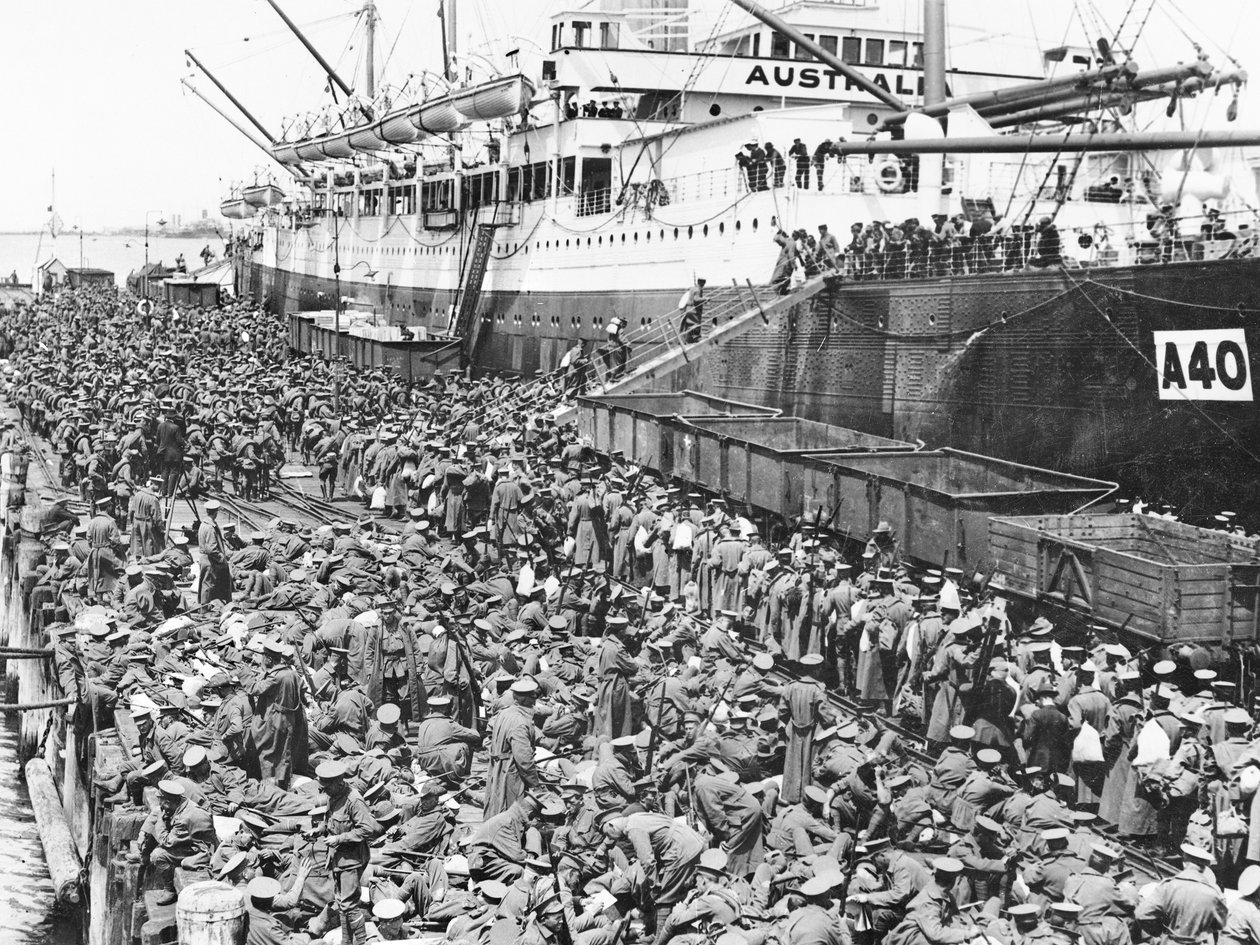 1940 में A40 HMAT सिरेमिक पर पोर्ट मेलबोर्न में घूमने वाले सैनिक द्वारा ऑस्ट्रेलियाई फोटोग्राफर