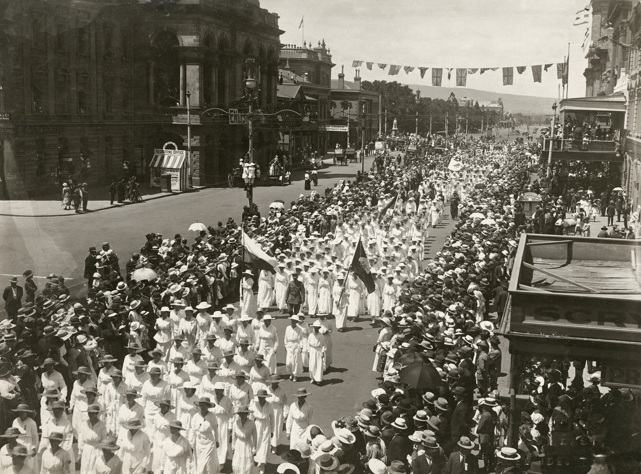 किंग विलियम स्ट्रीट, एडिलेड, दक्षिण ऑस्ट्रेलिया, नवंबर 1918 के साथ शांति दिवस मार्च आयोजित करती महिलाएं द्वारा ऑस्ट्रेलियाई फोटोग्राफर