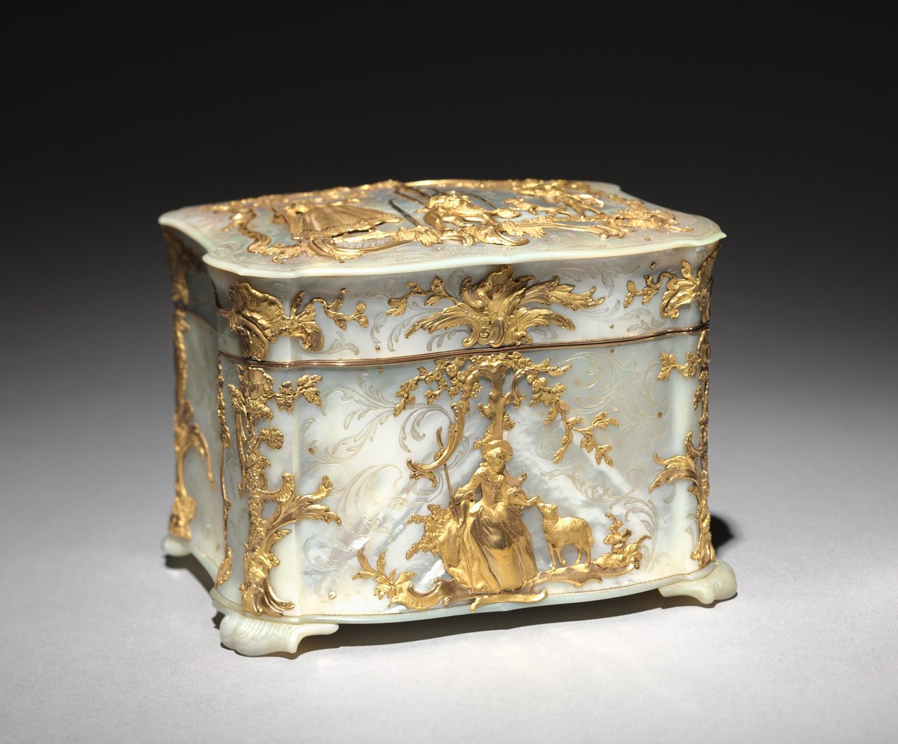 गोल्ड और मदर-ऑफ-पर्ल बॉक्स, c.1765 द्वारा ऑस्ट्रियाई स्कूल