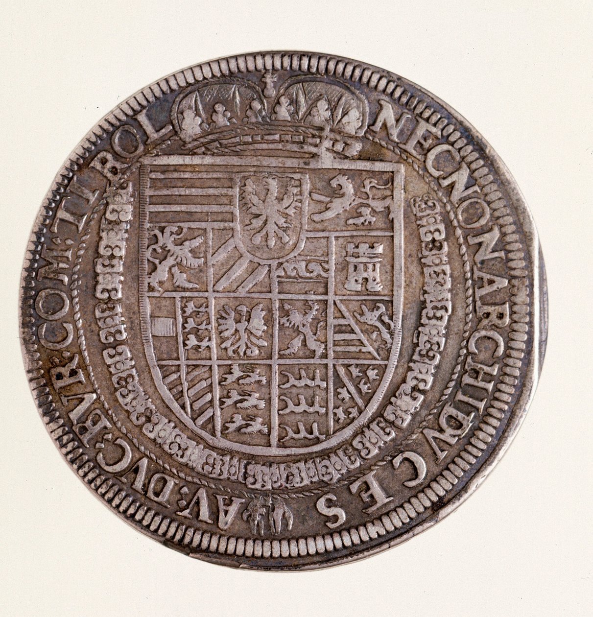 टायरॉल से चांदी का सिक्का (थैलर): सम्राट रूडोल्फ II (रोडोल्फ II) (1552-1612) का शासन। दीम। 4 सेमी नेपल्स, म्यूजियो आर्कियोलॉजिको नाज़ियोनेल द्वारा ऑस्ट्रियाई स्कूल