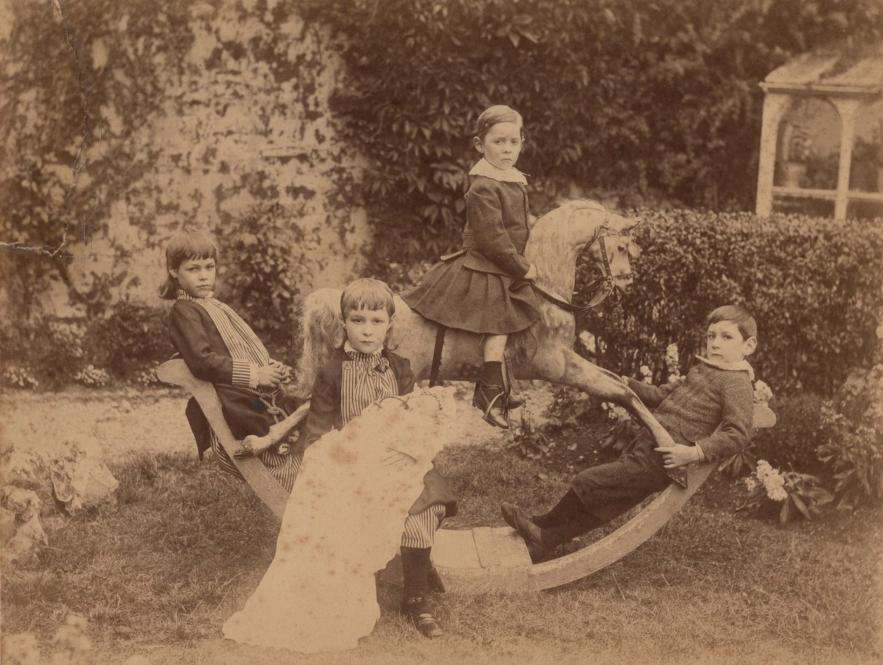 रॉकिंग घोड़े पर बच्चे, c.1890 (bw फोटो) द्वारा B. थॉमस