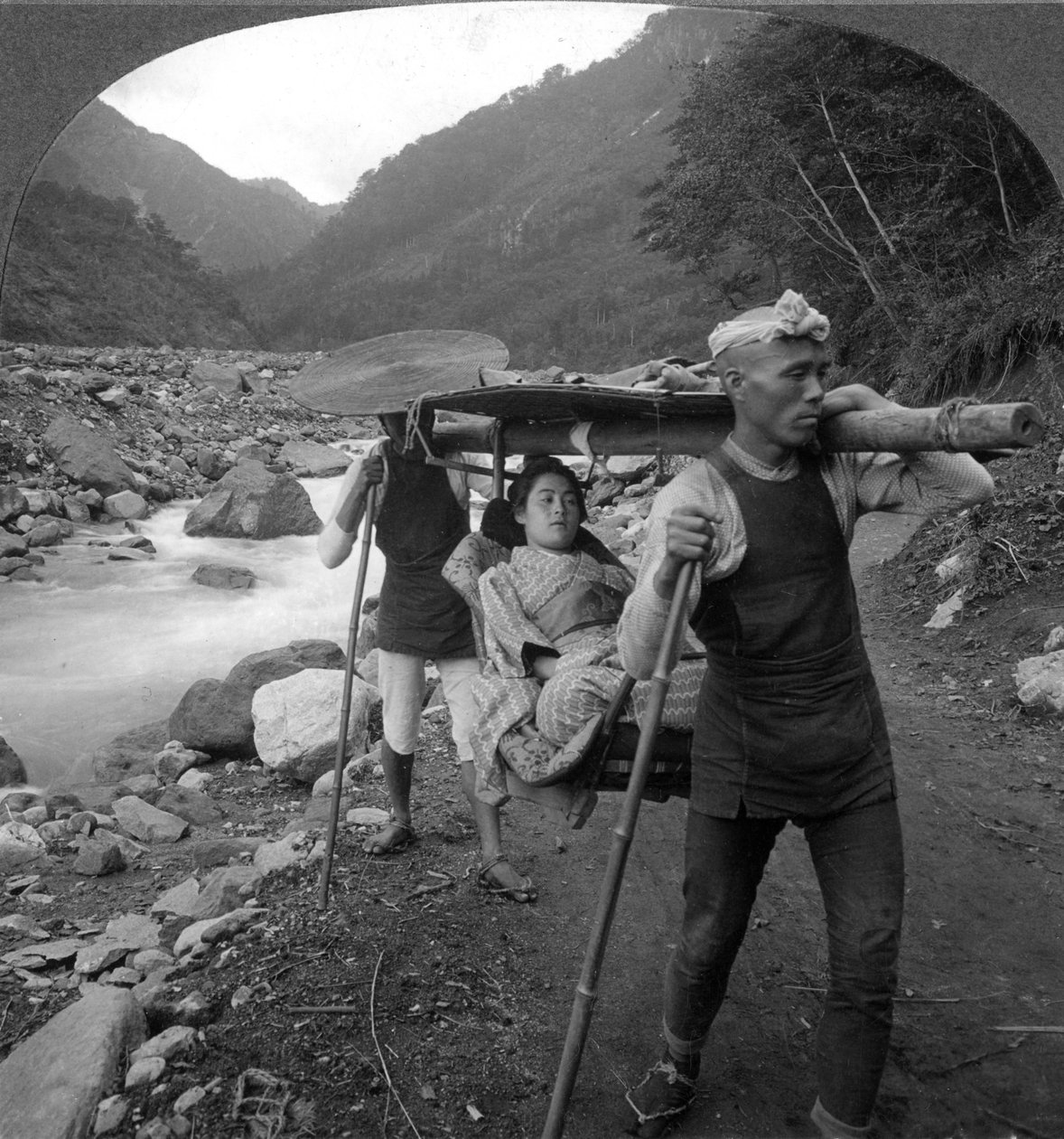 एक जापानी कागो, रहने वाले और वाहक, जापान, 1905। द्वारा बीएल सिंगली