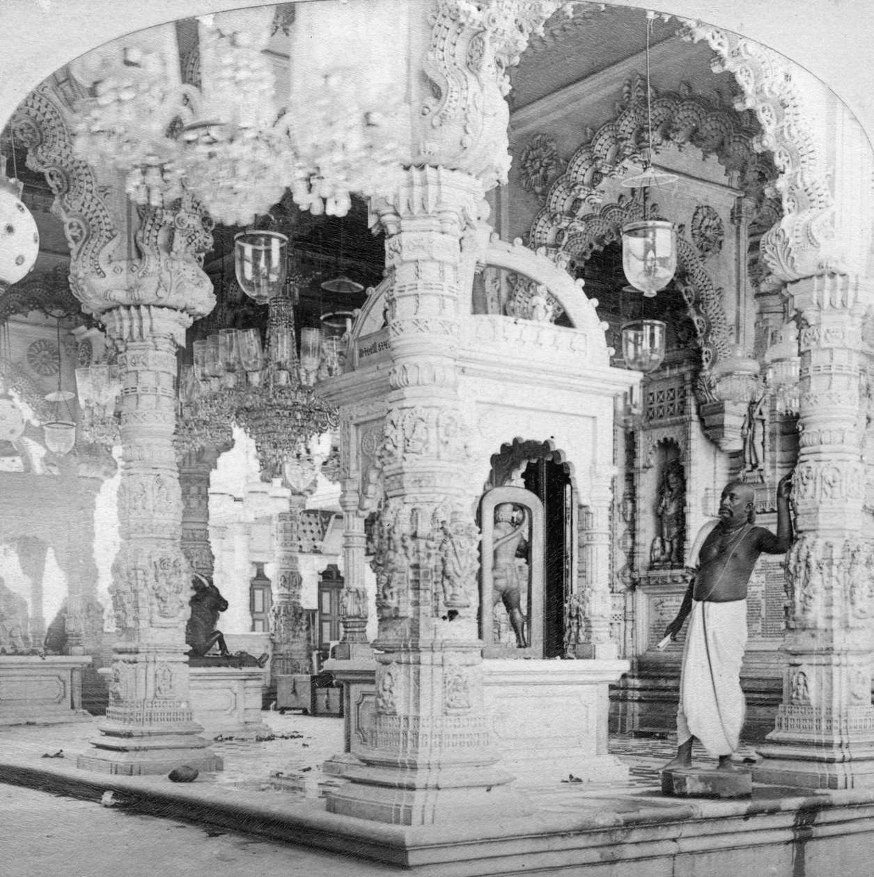 बाबुलनाथ, बॉम्बे, 1901 के मंदिर का आंतरिक भाग। द्वारा बीडब्ल्यू किलबर्न