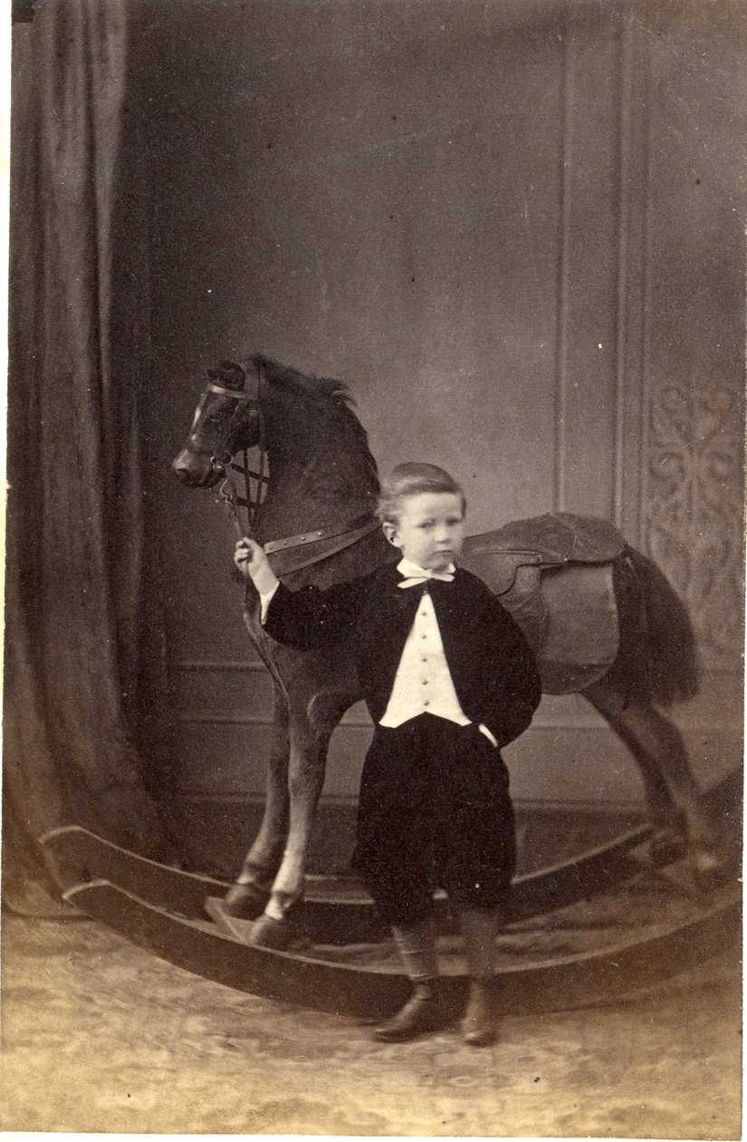लड़का खड़ा घोड़ा की लगाम पकड़े, 1860s (एल्बम प्रिंट द्वारा बारत