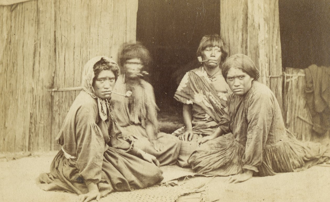 माओरी महिलाओं के समूह के बाहर एक Whare, c.1865 (एल्बम प्रिंट) द्वारा बैट और रिचर्ड्स