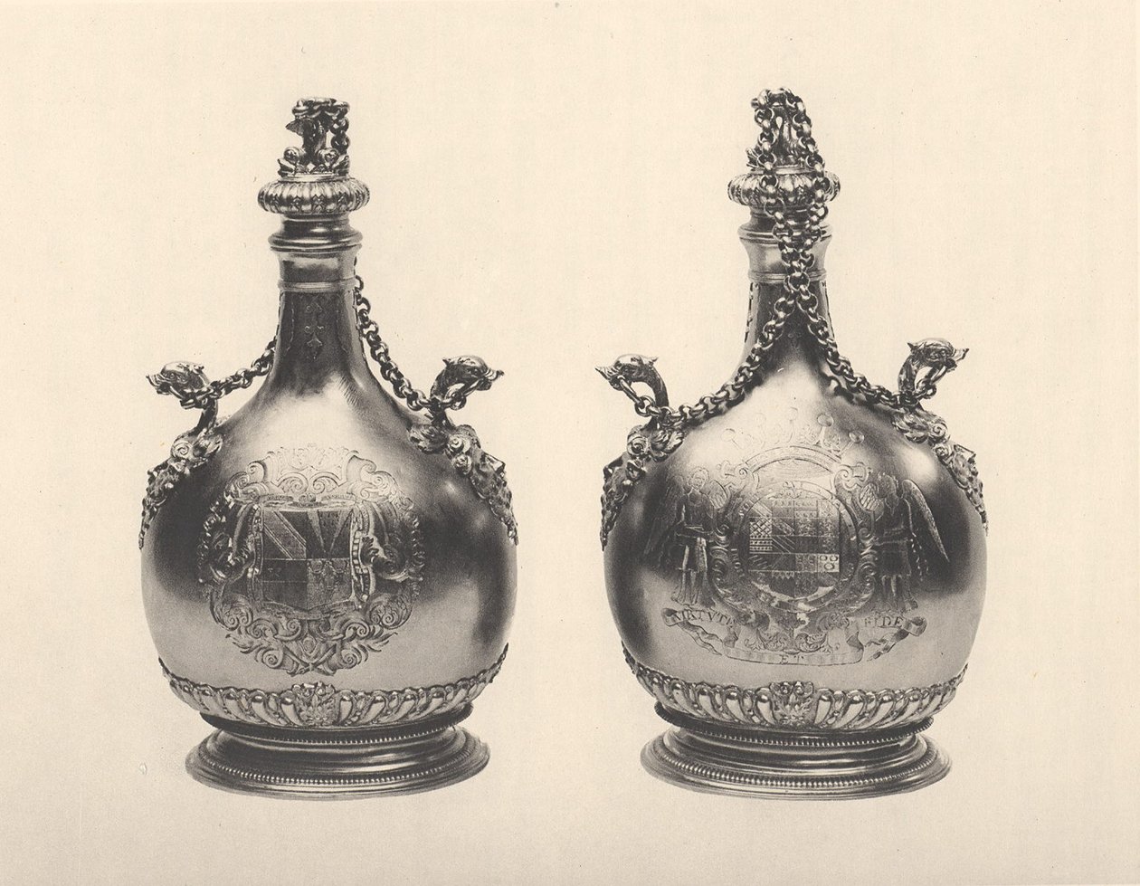 विलियम III पिलग्रिम फ्लास्क की जोड़ी, c.1690 (सिल्वर-गिल्ट) द्वारा बेंजामिन ब्रैडफोर्ड