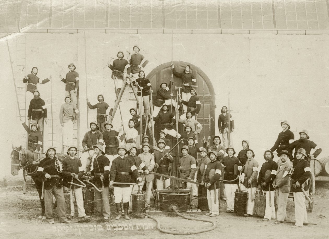 Zichron Yaacov, c.1898-1900 पर फायरमैन का एक समूह शॉट द्वारा बर्नार्ड एडेलस्टीन
