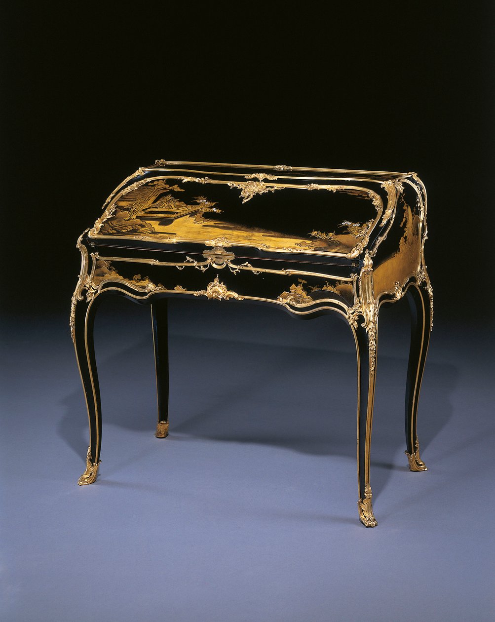 लुई XIV झुका हुआ डेस्क, c.1750 (ऑरमोलु-घुड़सवार जापानी लाह और मार्टिन वार्निश) द्वारा बर्नार्ड वैन (Attr। To) Risenburgh II
