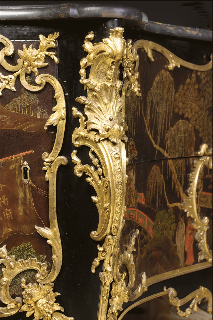 लुई XV कमोड, c.1740 (ऑर्मोलु-माउंटेड चाइनीज ब्लैक, पॉलीक्रोम और गिल्ट लाह, सर्पेन्टाइन, मार्बल और वर्निस) द्वारा बर्नार्ड वैन रिस्सामुर्ग