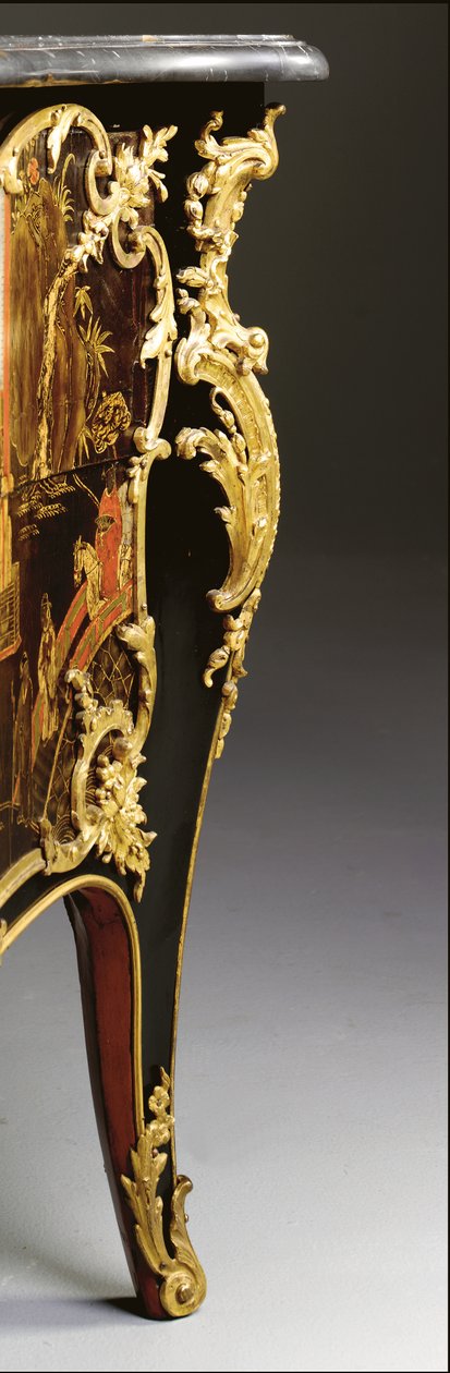 लुई XV कमोड, c.1740 (ऑर्मोलु-माउंटेड चाइनीज ब्लैक, पॉलीक्रोम और गिल्ट लाह, सर्पेन्टाइन, मार्बल और वर्निस) द्वारा बर्नार्ड वैन रिस्सामुर्ग