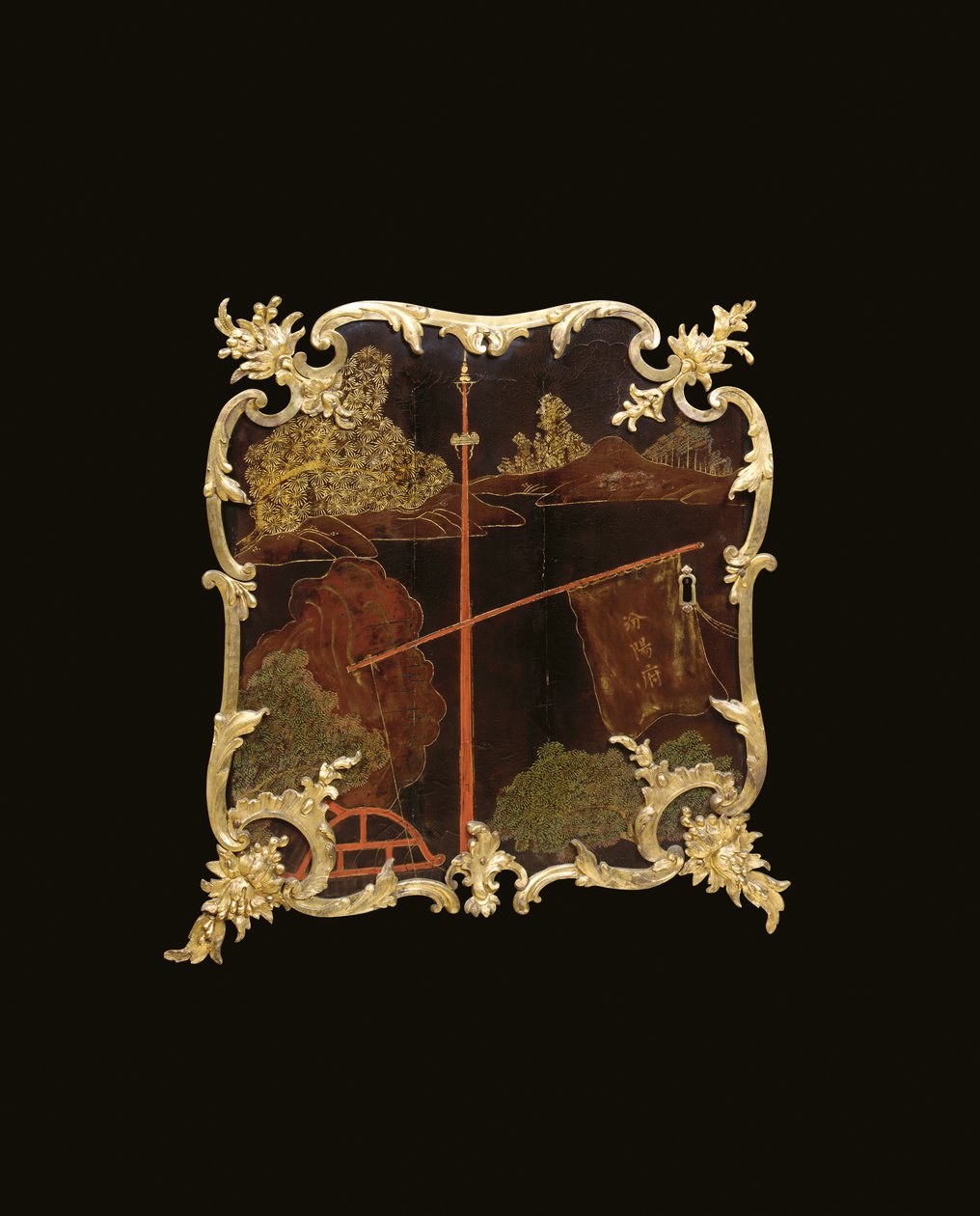 लुई XV कमोड, c.1740 (ऑर्मोलु-माउंटेड चाइनीज ब्लैक, पॉलीक्रोम और गिल्ट लाह, सर्पेन्टाइन, मार्बल और वर्निस) द्वारा बर्नार्ड वैन रिस्सामुर्ग