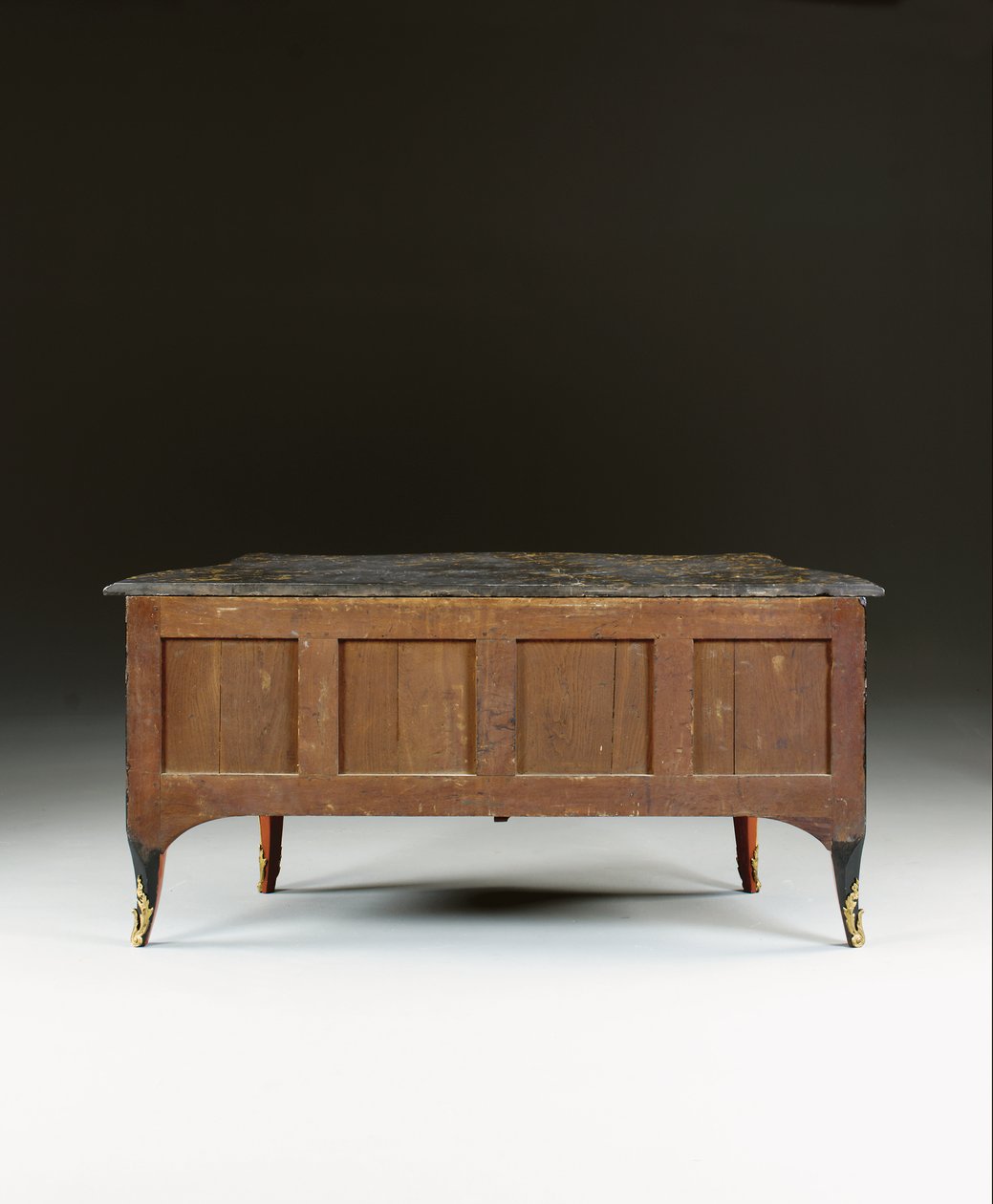 लुई XV कमोड, c.1740 (ऑर्मोलु-माउंटेड चाइनीज ब्लैक, पॉलीक्रोम और गिल्ट लाह, सर्पेन्टाइन, मार्बल और वर्निस) द्वारा बर्नार्ड वैन रिस्सामुर्ग