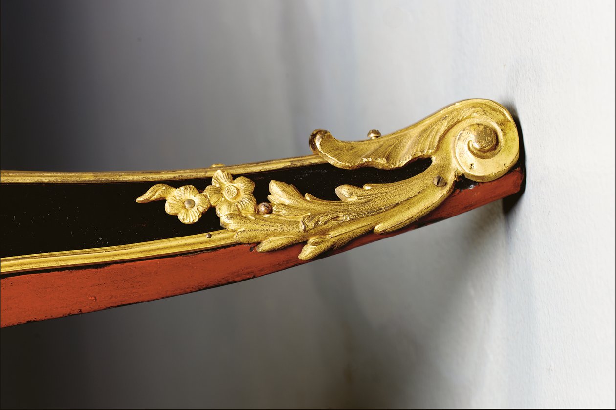 लुई XV कमोड, c.1740 (ऑर्मोलु-माउंटेड चाइनीज ब्लैक, पॉलीक्रोम और गिल्ट लाह, सर्पेन्टाइन, मार्बल और वर्निस) द्वारा बर्नार्ड वैन रिस्सामुर्ग