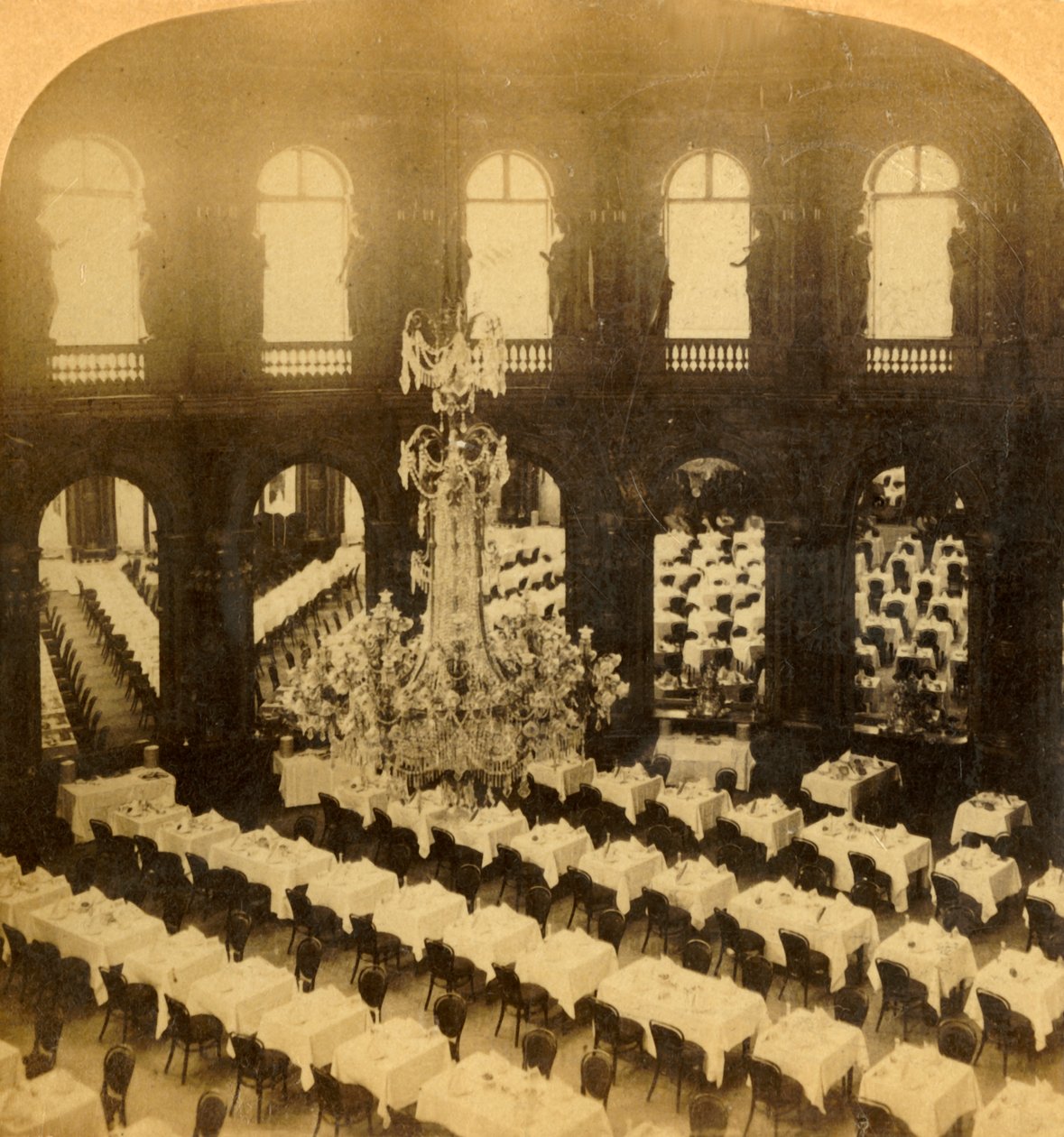 डाइनिंग सैलून, ग्रैंड होटल, पेरिस, फ्रांस, 1904। द्वारा बर्ट अंडरवुड